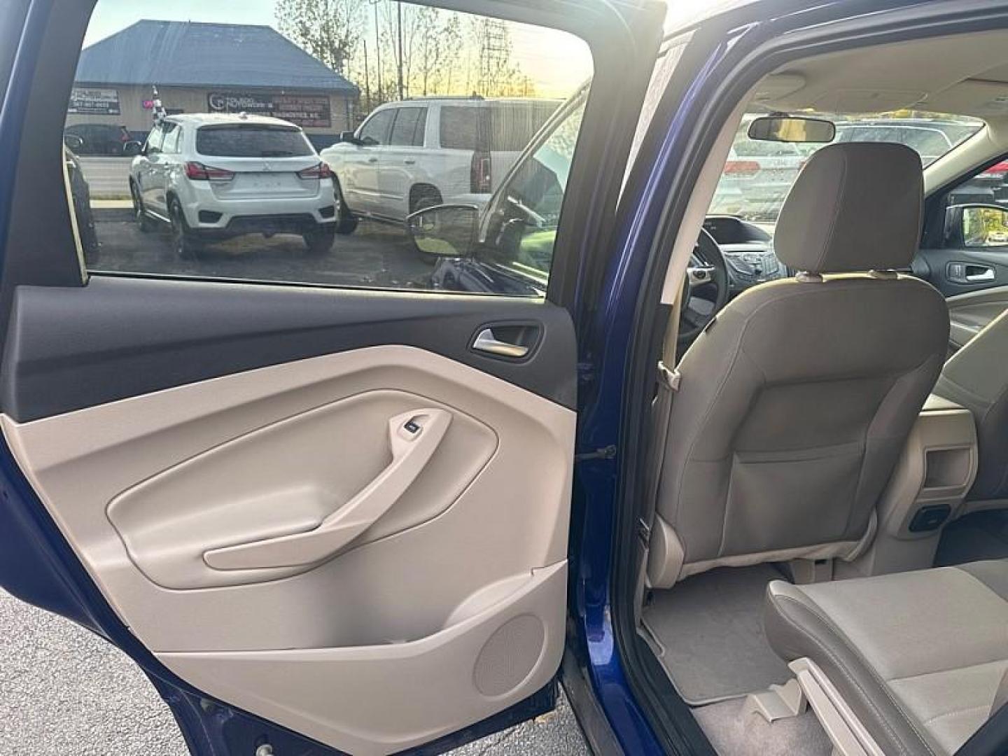 2016 BLUE /GRAY Ford Escape SE 4WD (1FMCU9GX0GU) with an 1.6L L4 DOHC 16V engine, 6-Speed Automatic transmission, located at 3304 Woodville Road, Northwood, OH, 43619, (419) 210-8019, 41.612694, -83.480743 - Your #1 Destination for Auto Loans and mdash;No Matter Your Credit!At our dealership, we believe everyone deserves the opportunity to drive their dream car and mdash;whether you have good credit, bad credit, or no credit at all. With a wide selection of hundreds of cars, trucks, and SUVs, you'll fin - Photo#11
