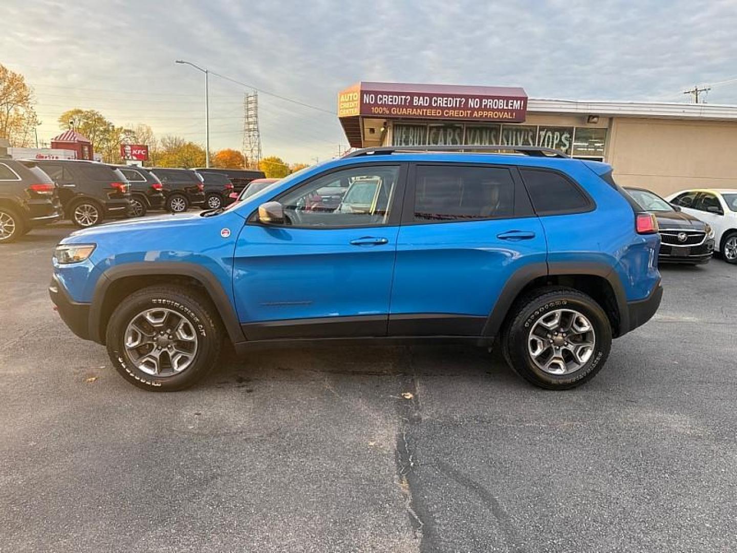 2020 BLUE /BLACK Jeep Cherokee Trailhawk Elite 4WD (1C4PJMBX5LD) with an 3.2L V6 DOHC 24V engine, 9A transmission, located at 3304 Woodville Road, Northwood, OH, 43619, (419) 210-8019, 41.612694, -83.480743 - Photo#1