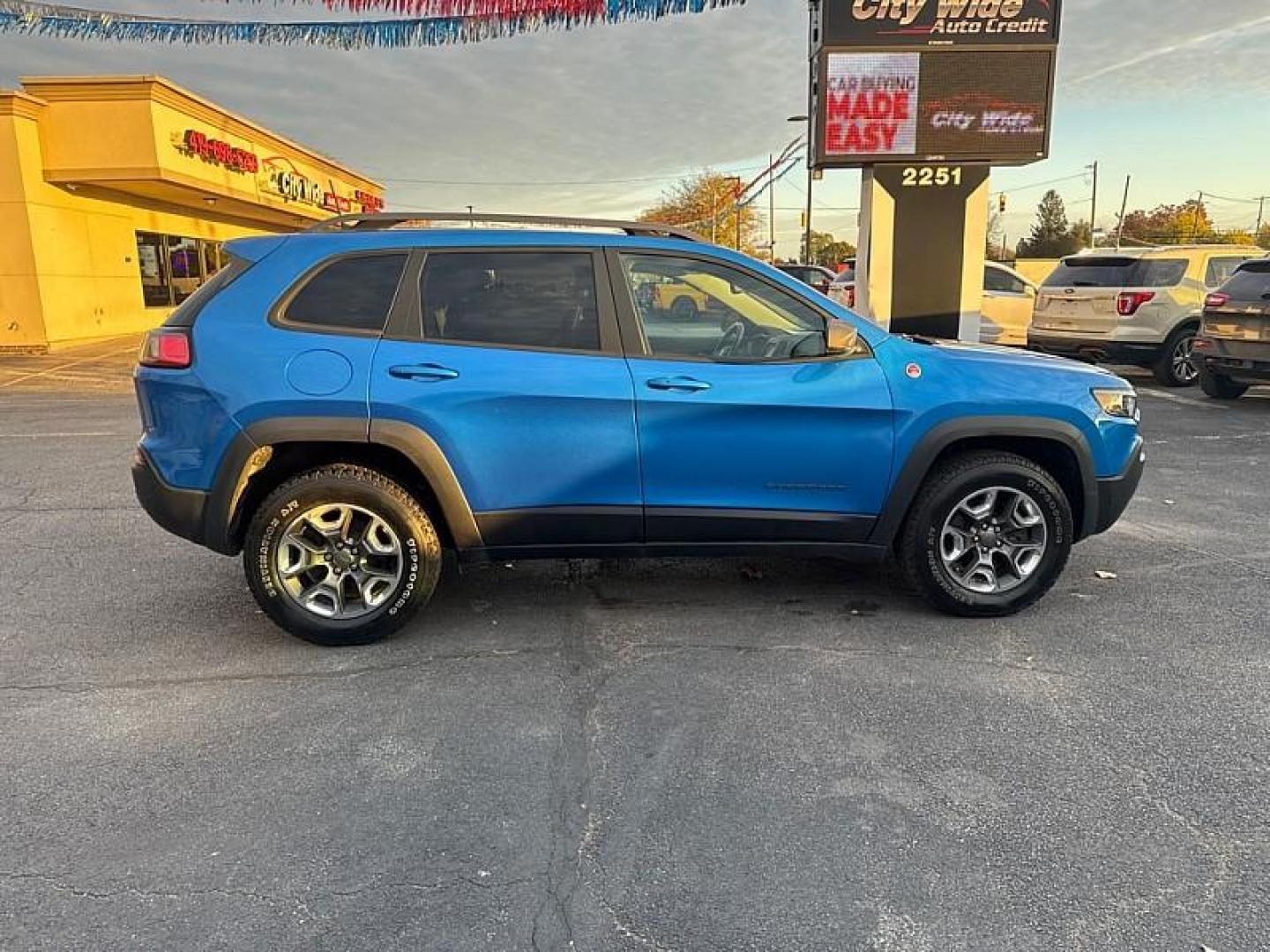 2020 BLUE /BLACK Jeep Cherokee Trailhawk Elite 4WD (1C4PJMBX5LD) with an 3.2L V6 DOHC 24V engine, 9A transmission, located at 3304 Woodville Road, Northwood, OH, 43619, (419) 210-8019, 41.612694, -83.480743 - Photo#5