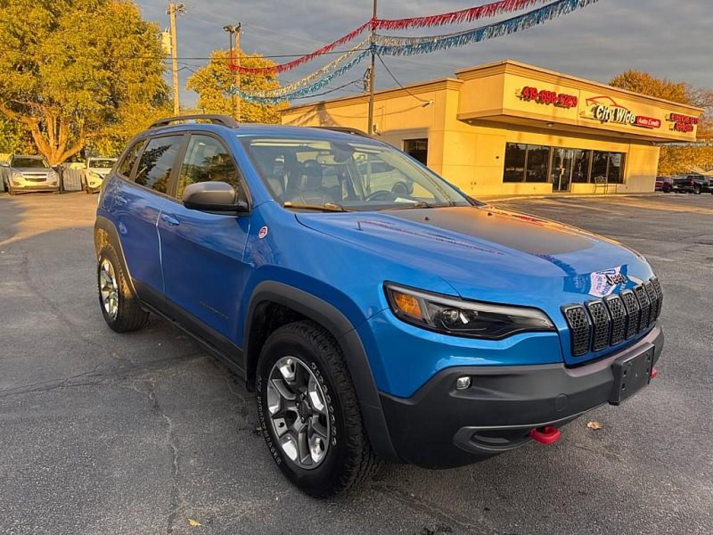 2020 BLUE /BLACK Jeep Cherokee Trailhawk Elite 4WD (1C4PJMBX5LD) with an 3.2L V6 DOHC 24V engine, 9A transmission, located at 3304 Woodville Road, Northwood, OH, 43619, (419) 210-8019, 41.612694, -83.480743 - Photo#6