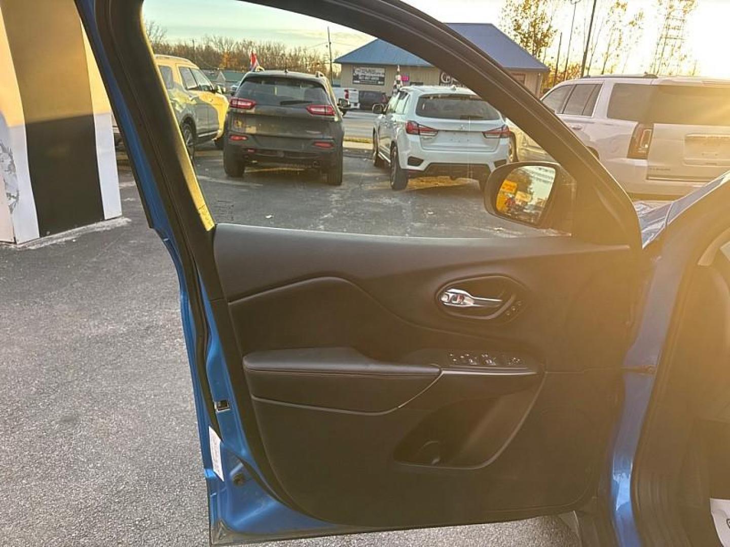 2020 BLUE /BLACK Jeep Cherokee Trailhawk Elite 4WD (1C4PJMBX5LD) with an 3.2L V6 DOHC 24V engine, 9A transmission, located at 3304 Woodville Road, Northwood, OH, 43619, (419) 210-8019, 41.612694, -83.480743 - Photo#8