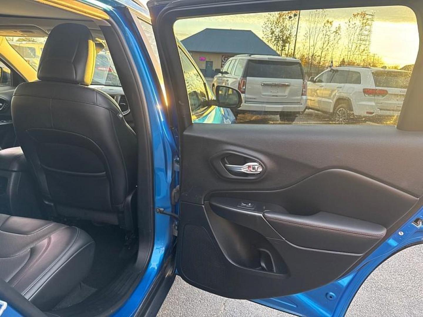 2020 BLUE /BLACK Jeep Cherokee Trailhawk Elite 4WD (1C4PJMBX5LD) with an 3.2L V6 DOHC 24V engine, 9A transmission, located at 3304 Woodville Road, Northwood, OH, 43619, (419) 210-8019, 41.612694, -83.480743 - Photo#13