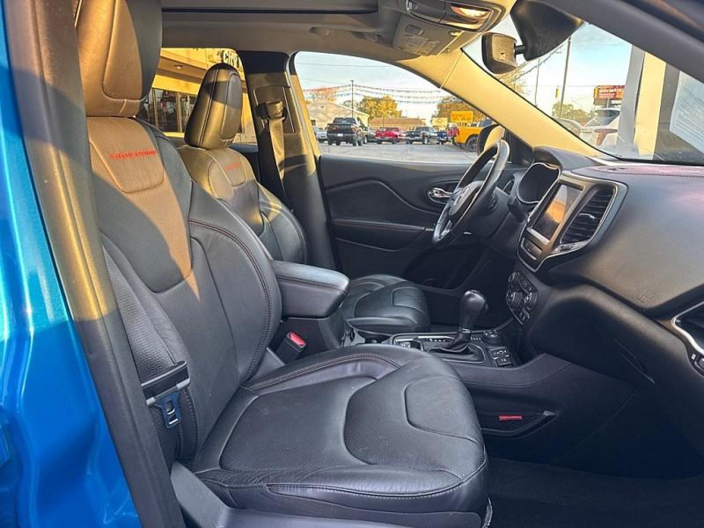 2020 BLUE /BLACK Jeep Cherokee Trailhawk Elite 4WD (1C4PJMBX5LD) with an 3.2L V6 DOHC 24V engine, 9A transmission, located at 3304 Woodville Road, Northwood, OH, 43619, (419) 210-8019, 41.612694, -83.480743 - Photo#16