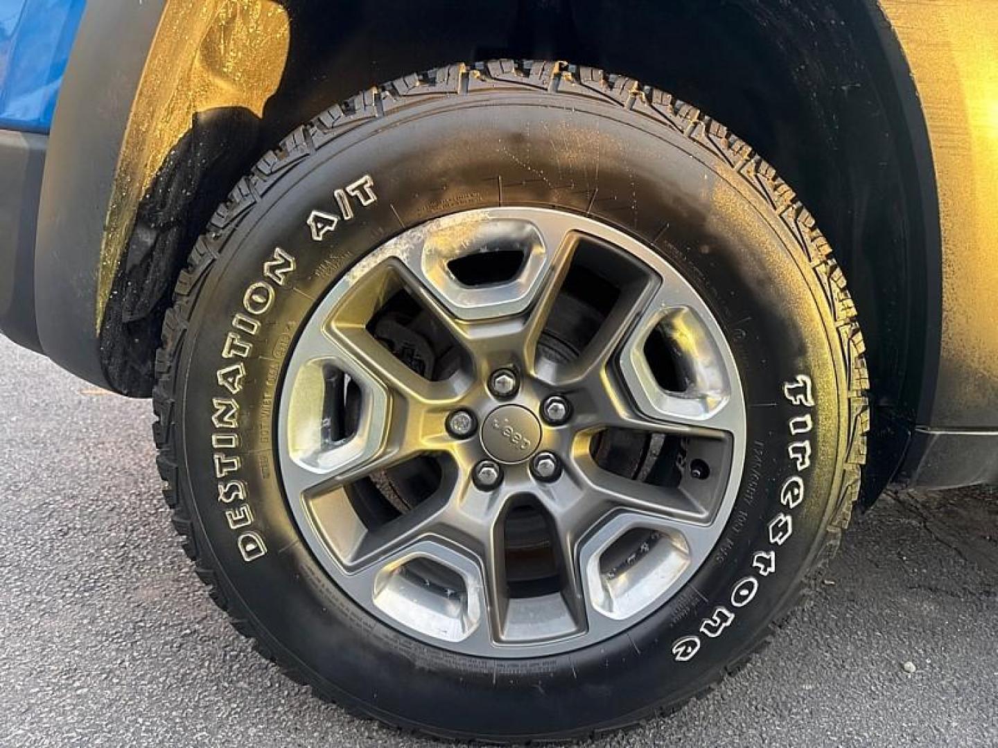 2020 BLUE /BLACK Jeep Cherokee Trailhawk Elite 4WD (1C4PJMBX5LD) with an 3.2L V6 DOHC 24V engine, 9A transmission, located at 3304 Woodville Road, Northwood, OH, 43619, (419) 210-8019, 41.612694, -83.480743 - Photo#17