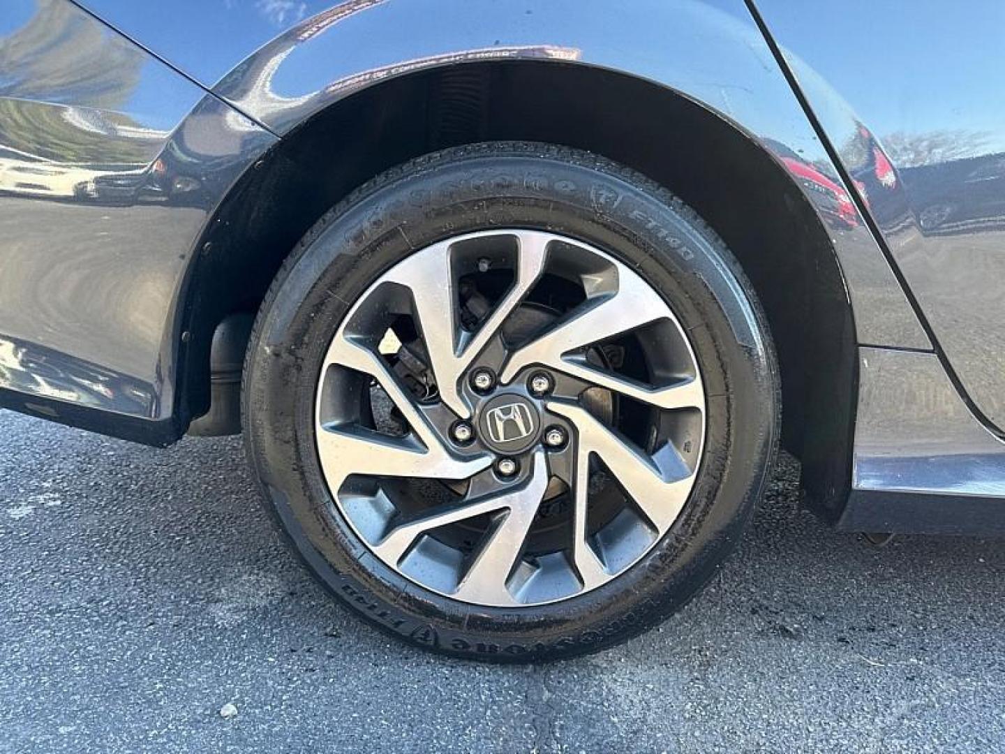 2018 GRAY /BLACK Honda Civic EX Sedan CVT (2HGFC2F71JH) with an 2.0L L4 DOHC 16V engine, CVT transmission, located at 3304 Woodville Road, Northwood, OH, 43619, (419) 210-8019, 41.612694, -83.480743 - Your #1 Destination for Auto Loans and mdash;No Matter Your Credit!At our dealership, we believe everyone deserves the opportunity to drive their dream car and mdash;whether you have good credit, bad credit, or no credit at all. With a wide selection of hundreds of cars, trucks, and SUVs, you'll fin - Photo#17