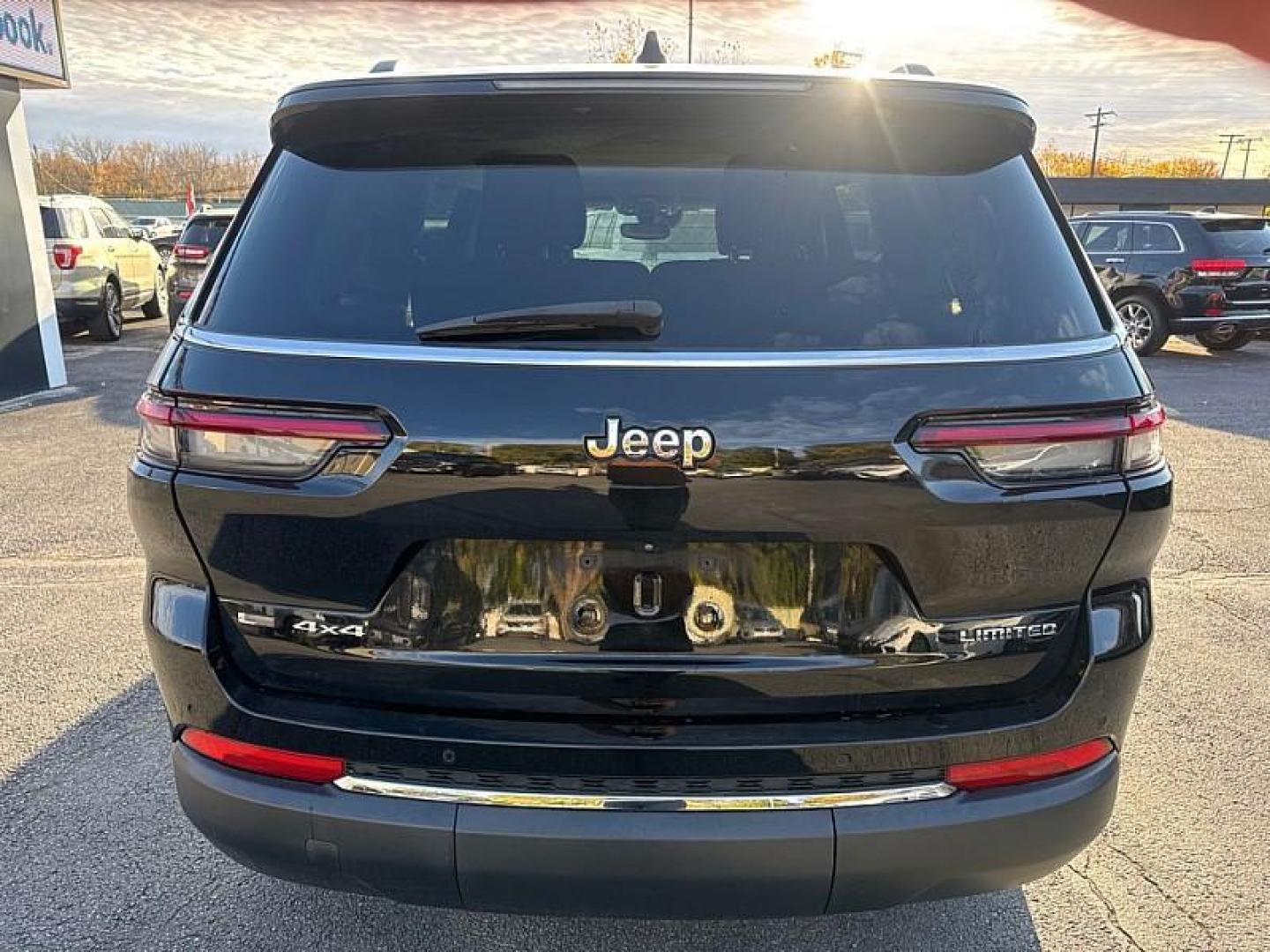 2022 BLACK /BLACK Jeep Grand Cherokee Limited 4WD (1C4RJKBG0N8) with an 3.6L V6 DOHC 24V engine, 8A transmission, located at 3304 Woodville Road, Northwood, OH, 43619, (419) 210-8019, 41.612694, -83.480743 - Photo#3