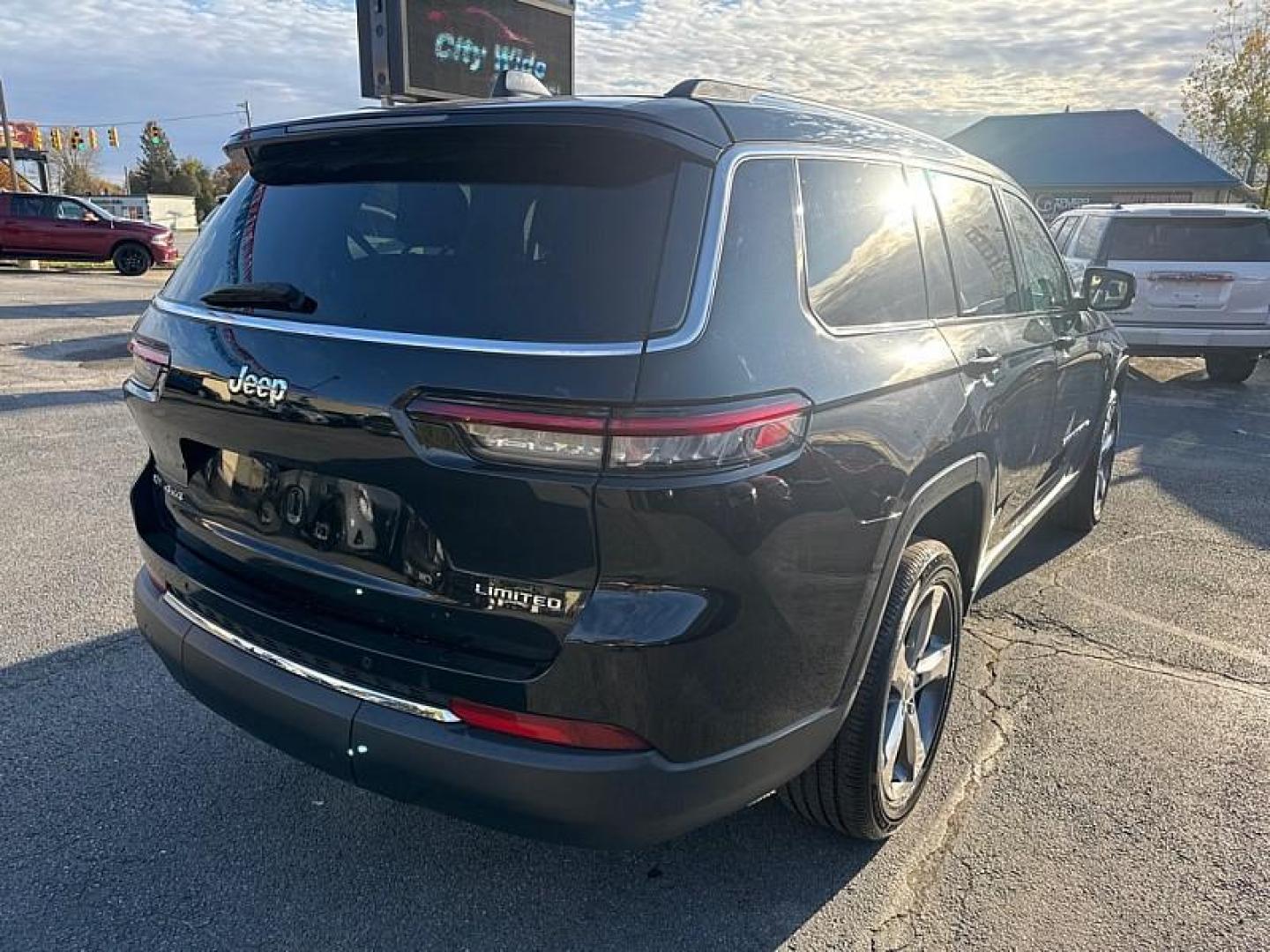 2022 BLACK /BLACK Jeep Grand Cherokee Limited 4WD (1C4RJKBG0N8) with an 3.6L V6 DOHC 24V engine, 8A transmission, located at 3304 Woodville Road, Northwood, OH, 43619, (419) 210-8019, 41.612694, -83.480743 - Photo#4