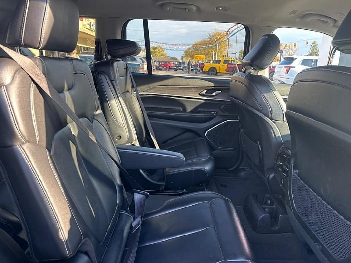 2022 BLACK /BLACK Jeep Grand Cherokee Limited 4WD (1C4RJKBG0N8) with an 3.6L V6 DOHC 24V engine, 8A transmission, located at 3304 Woodville Road, Northwood, OH, 43619, (419) 210-8019, 41.612694, -83.480743 - Photo#15