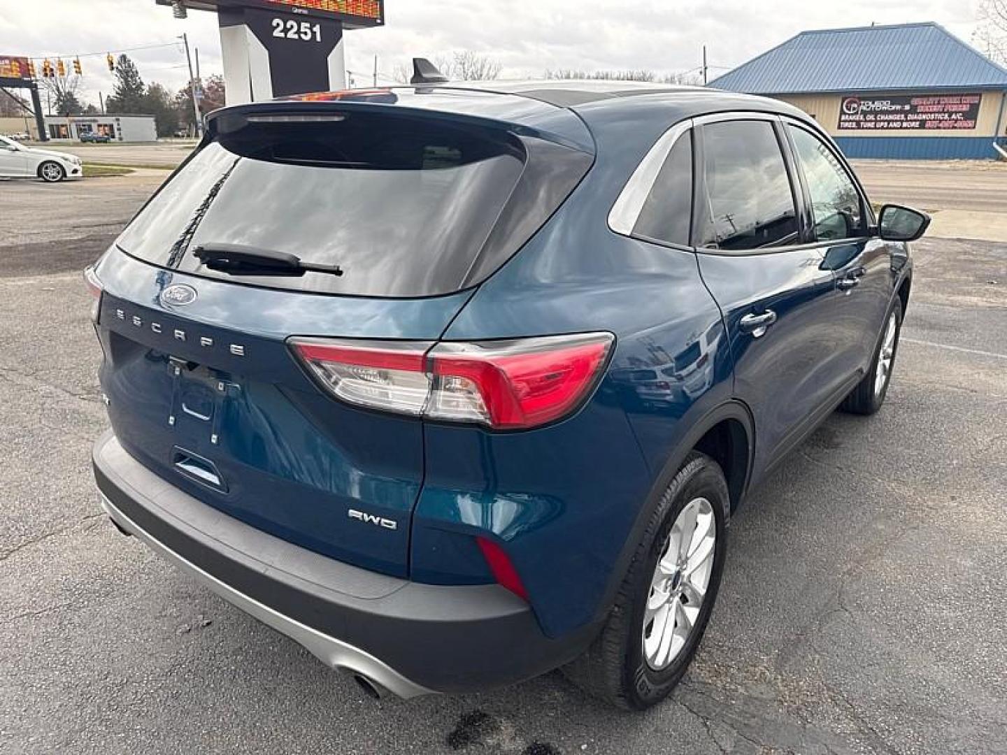 2020 GREEN /BLACK Ford Escape SE AWD (1FMCU9G66LU) with an 1.5L L3 engine, 6A transmission, located at 3304 Woodville Road, Northwood, OH, 43619, (419) 210-8019, 41.612694, -83.480743 - Photo#4