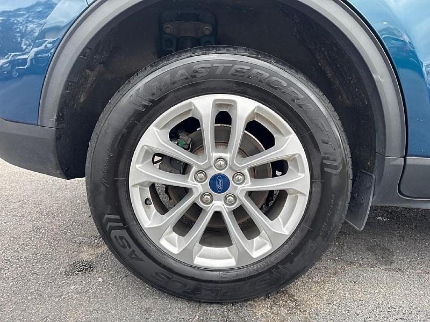 2020 GREEN /BLACK Ford Escape SE AWD (1FMCU9G66LU) with an 1.5L L3 engine, 6A transmission, located at 3304 Woodville Road, Northwood, OH, 43619, (419) 210-8019, 41.612694, -83.480743 - Photo#17