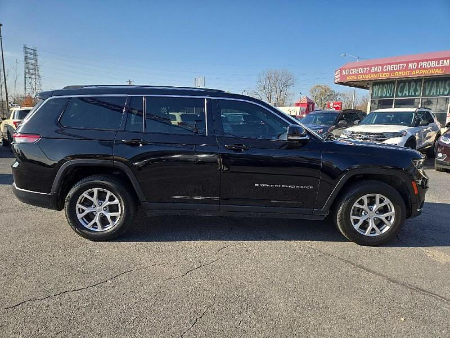 2021 BLACK /BLACK Jeep Grand Cherokee Limited 4WD (1C4RJKBG2M8) with an 3.6L V6 DOHC 24V engine, 8A transmission, located at 3304 Woodville Road, Northwood, OH, 43619, (419) 210-8019, 41.612694, -83.480743 - Your #1 Destination for Auto Loans and mdash;No Matter Your Credit!At our dealership, we believe everyone deserves the opportunity to drive their dream car and mdash;whether you have good credit, bad credit, or no credit at all. With a wide selection of hundreds of cars, trucks, and SUVs, you'll fin - Photo#5