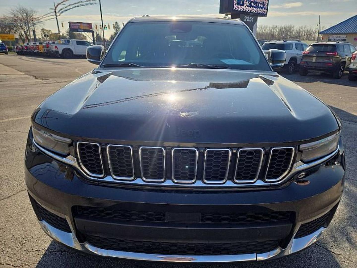 2021 BLACK /BLACK Jeep Grand Cherokee Limited 4WD (1C4RJKBG2M8) with an 3.6L V6 DOHC 24V engine, 8A transmission, located at 3304 Woodville Road, Northwood, OH, 43619, (419) 210-8019, 41.612694, -83.480743 - Your #1 Destination for Auto Loans and mdash;No Matter Your Credit!At our dealership, we believe everyone deserves the opportunity to drive their dream car and mdash;whether you have good credit, bad credit, or no credit at all. With a wide selection of hundreds of cars, trucks, and SUVs, you'll fin - Photo#6