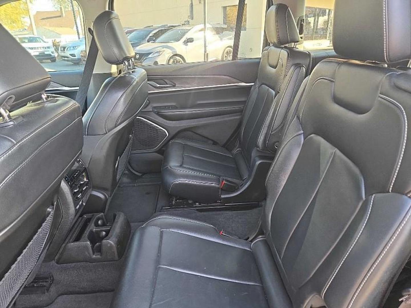 2021 BLACK /BLACK Jeep Grand Cherokee Limited 4WD (1C4RJKBG2M8) with an 3.6L V6 DOHC 24V engine, 8A transmission, located at 3304 Woodville Road, Northwood, OH, 43619, (419) 210-8019, 41.612694, -83.480743 - Your #1 Destination for Auto Loans and mdash;No Matter Your Credit!At our dealership, we believe everyone deserves the opportunity to drive their dream car and mdash;whether you have good credit, bad credit, or no credit at all. With a wide selection of hundreds of cars, trucks, and SUVs, you'll fin - Photo#10