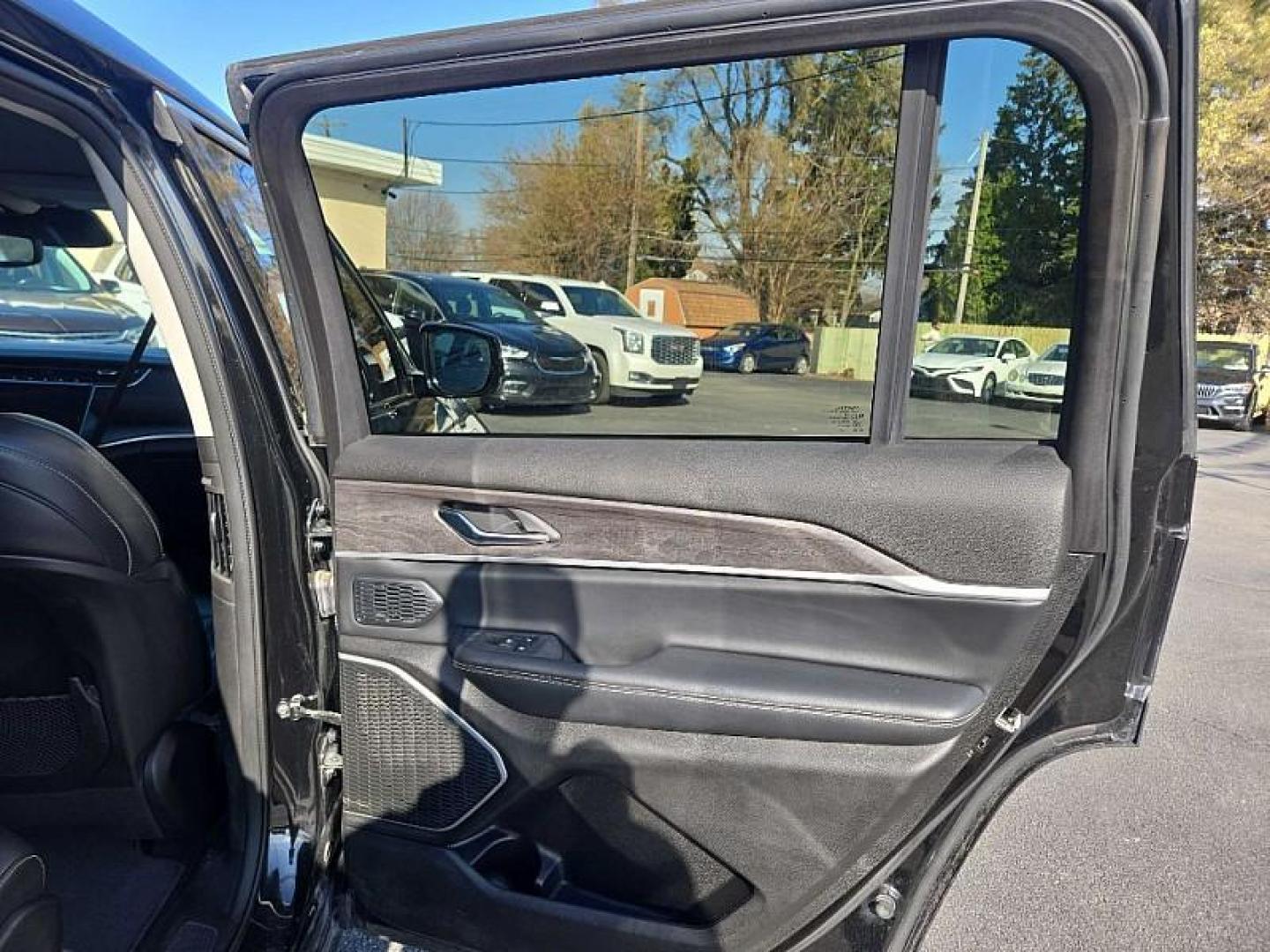 2021 BLACK /BLACK Jeep Grand Cherokee Limited 4WD (1C4RJKBG2M8) with an 3.6L V6 DOHC 24V engine, 8A transmission, located at 3304 Woodville Road, Northwood, OH, 43619, (419) 210-8019, 41.612694, -83.480743 - Your #1 Destination for Auto Loans and mdash;No Matter Your Credit!At our dealership, we believe everyone deserves the opportunity to drive their dream car and mdash;whether you have good credit, bad credit, or no credit at all. With a wide selection of hundreds of cars, trucks, and SUVs, you'll fin - Photo#15