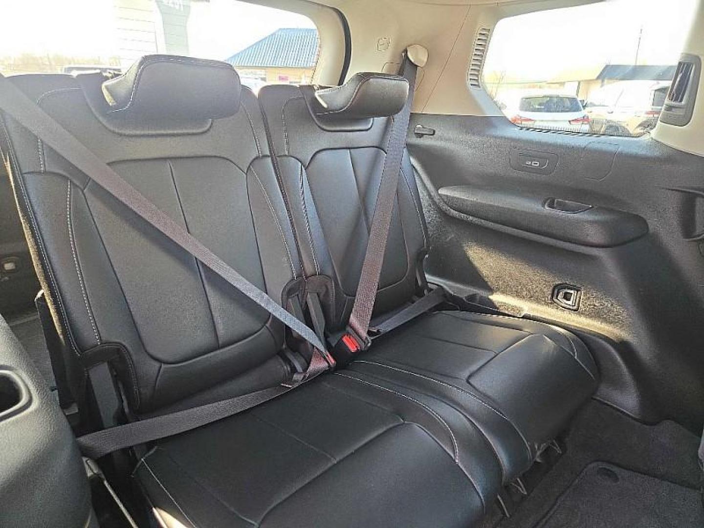 2021 BLACK /BLACK Jeep Grand Cherokee Limited 4WD (1C4RJKBG2M8) with an 3.6L V6 DOHC 24V engine, 8A transmission, located at 3304 Woodville Road, Northwood, OH, 43619, (419) 210-8019, 41.612694, -83.480743 - Your #1 Destination for Auto Loans and mdash;No Matter Your Credit!At our dealership, we believe everyone deserves the opportunity to drive their dream car and mdash;whether you have good credit, bad credit, or no credit at all. With a wide selection of hundreds of cars, trucks, and SUVs, you'll fin - Photo#17