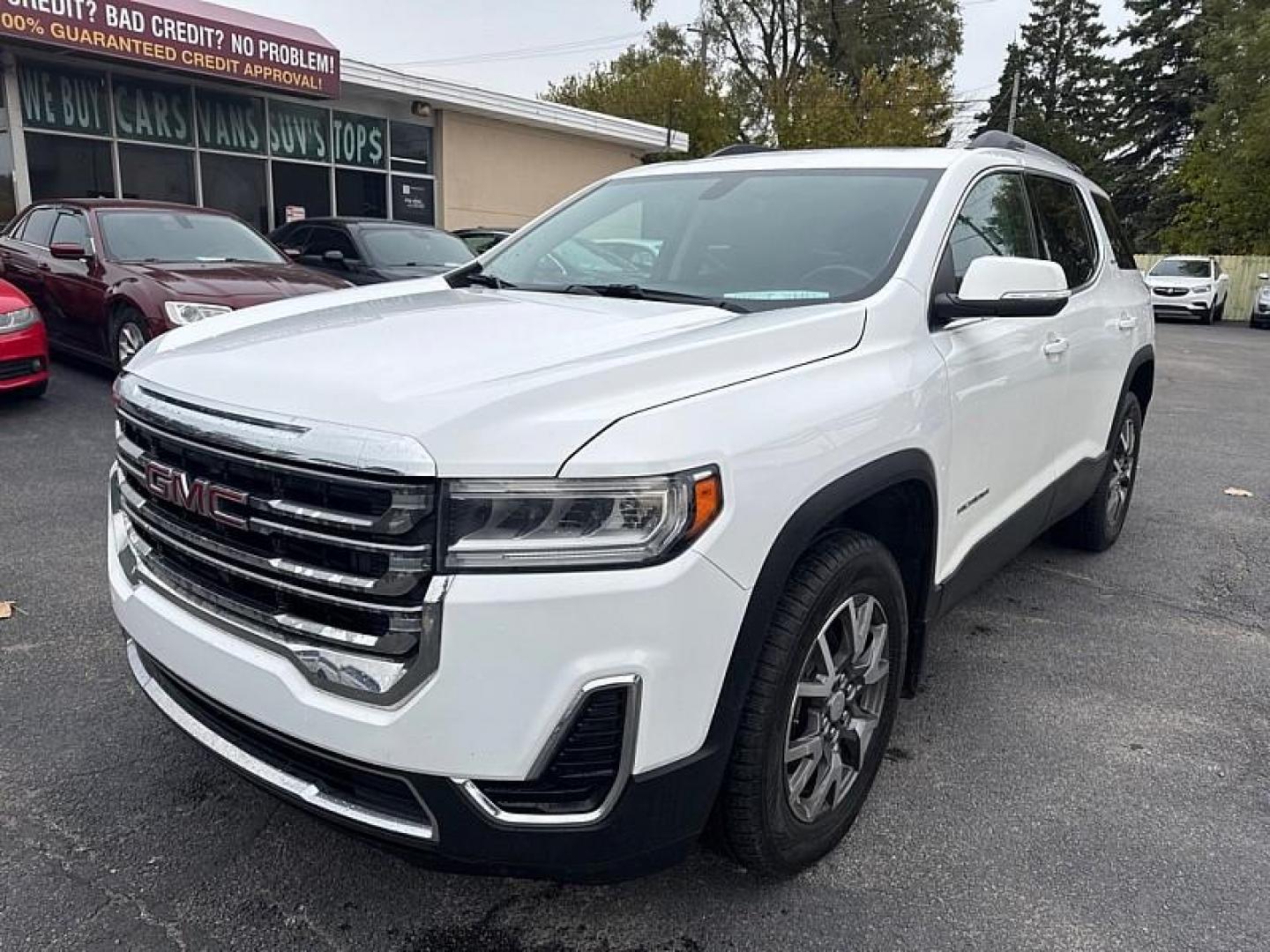 2020 WHITE /BLACK GMC Acadia SLE-1 AWD (1GKKNRLS1LZ) with an 3.6L V6 DOHC 24V engine, 6A transmission, located at 3304 Woodville Road, Northwood, OH, 43619, (419) 210-8019, 41.612694, -83.480743 - Your #1 Destination for Auto Loans and mdash;No Matter Your Credit!At our dealership, we believe everyone deserves the opportunity to drive their dream car and mdash;whether you have good credit, bad credit, or no credit at all. With a wide selection of hundreds of cars, trucks, and SUVs, you'll fin - Photo#0