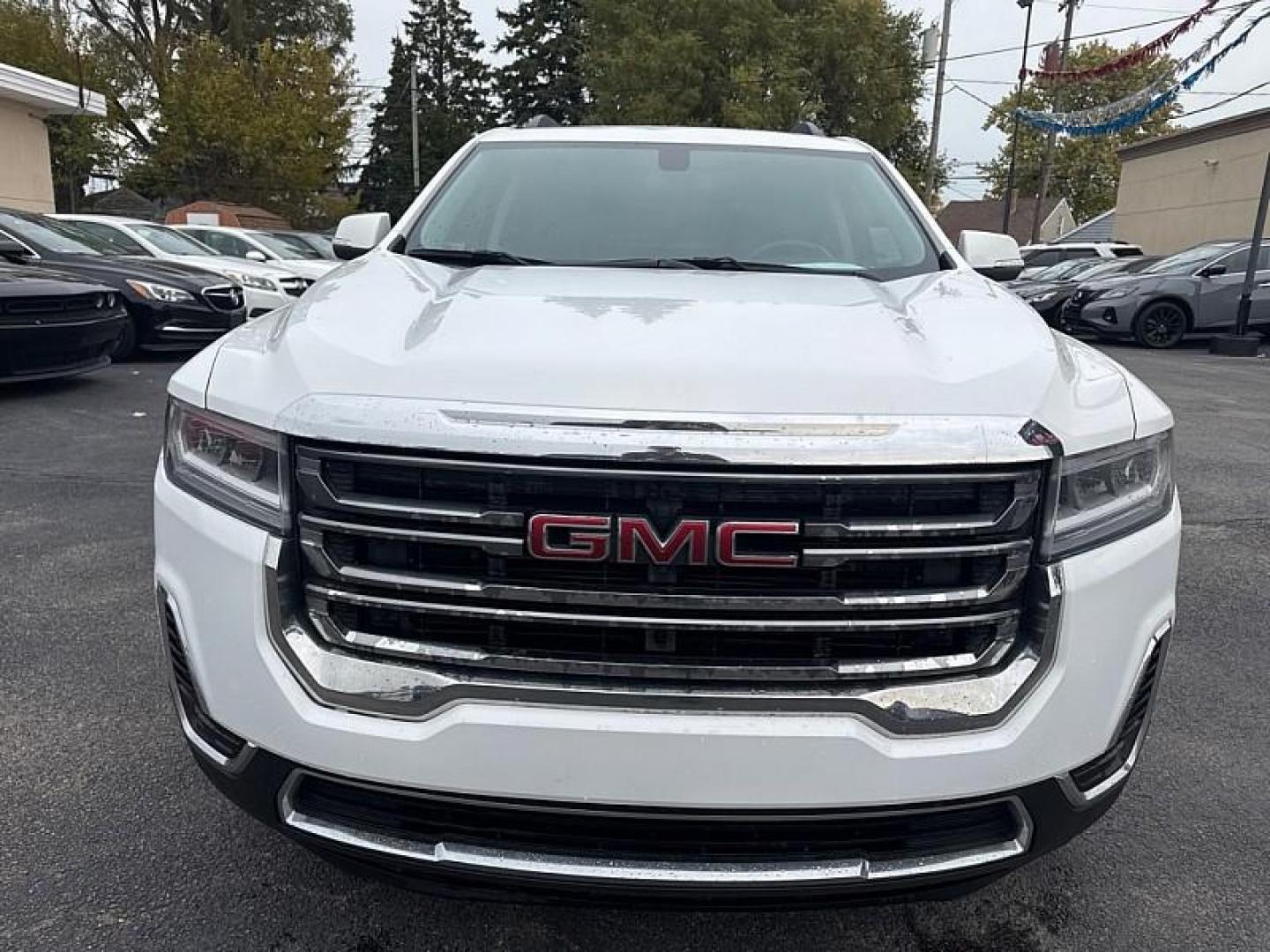 2020 WHITE /BLACK GMC Acadia SLE-1 AWD (1GKKNRLS1LZ) with an 3.6L V6 DOHC 24V engine, 6A transmission, located at 3304 Woodville Road, Northwood, OH, 43619, (419) 210-8019, 41.612694, -83.480743 - Your #1 Destination for Auto Loans and mdash;No Matter Your Credit!At our dealership, we believe everyone deserves the opportunity to drive their dream car and mdash;whether you have good credit, bad credit, or no credit at all. With a wide selection of hundreds of cars, trucks, and SUVs, you'll fin - Photo#7