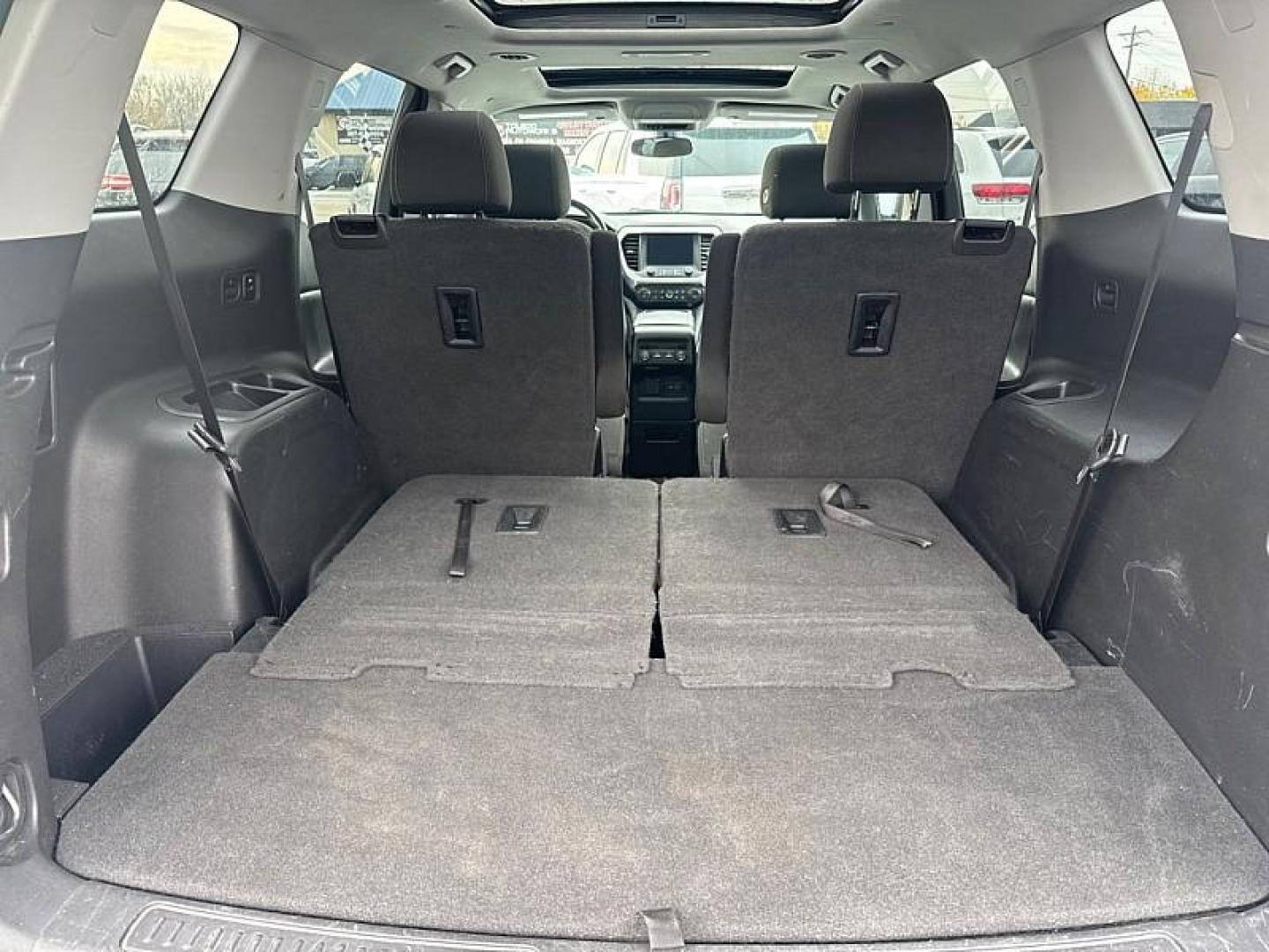 2020 WHITE /BLACK GMC Acadia SLE-1 AWD (1GKKNRLS1LZ) with an 3.6L V6 DOHC 24V engine, 6A transmission, located at 3304 Woodville Road, Northwood, OH, 43619, (419) 210-8019, 41.612694, -83.480743 - Your #1 Destination for Auto Loans and mdash;No Matter Your Credit!At our dealership, we believe everyone deserves the opportunity to drive their dream car and mdash;whether you have good credit, bad credit, or no credit at all. With a wide selection of hundreds of cars, trucks, and SUVs, you'll fin - Photo#13