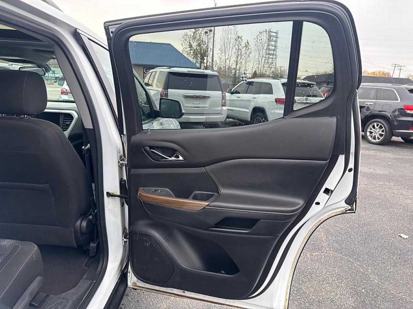 2020 WHITE /BLACK GMC Acadia SLE-1 AWD (1GKKNRLS1LZ) with an 3.6L V6 DOHC 24V engine, 6A transmission, located at 3304 Woodville Road, Northwood, OH, 43619, (419) 210-8019, 41.612694, -83.480743 - Your #1 Destination for Auto Loans and mdash;No Matter Your Credit!At our dealership, we believe everyone deserves the opportunity to drive their dream car and mdash;whether you have good credit, bad credit, or no credit at all. With a wide selection of hundreds of cars, trucks, and SUVs, you'll fin - Photo#14