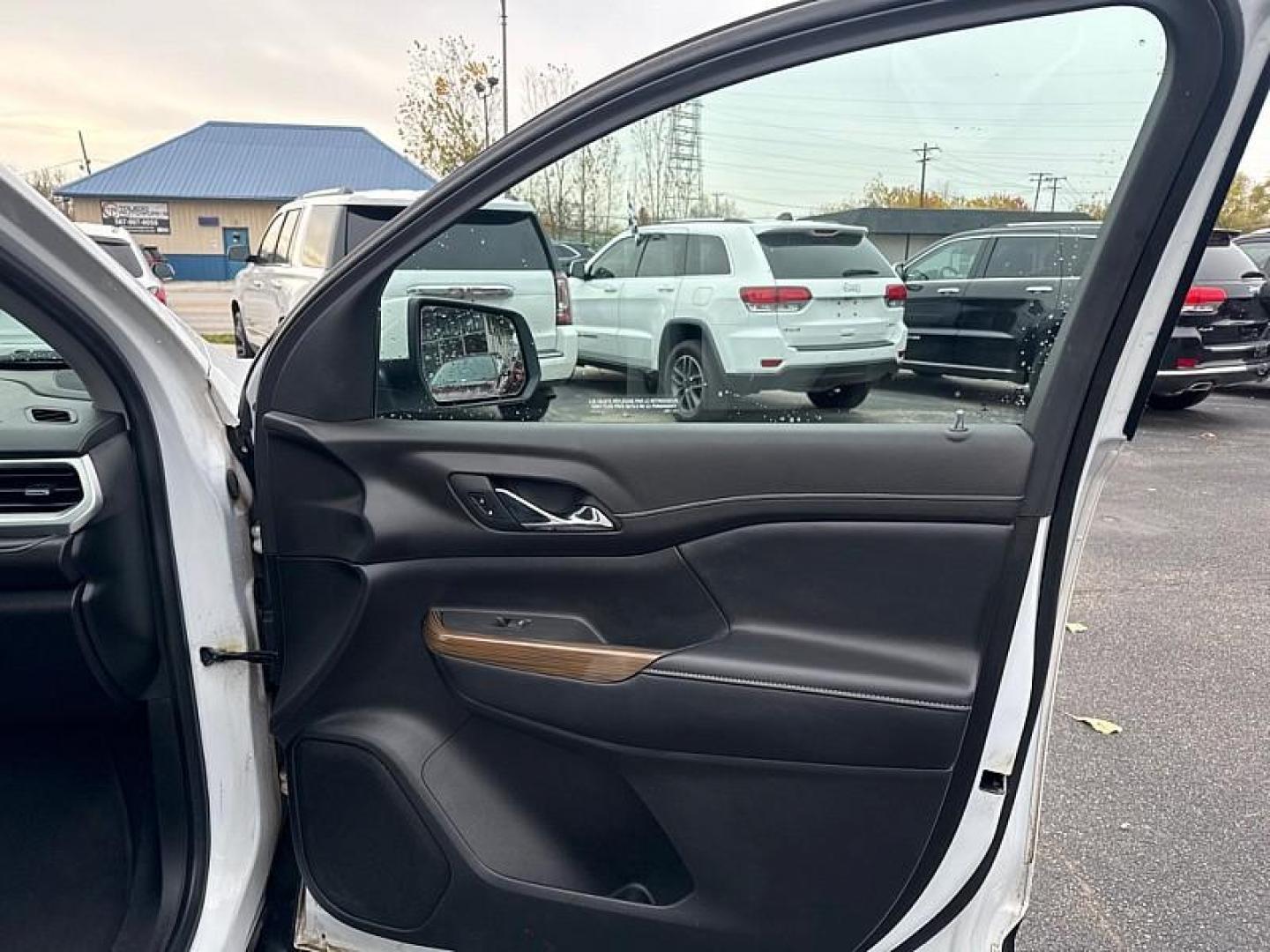 2020 WHITE /BLACK GMC Acadia SLE-1 AWD (1GKKNRLS1LZ) with an 3.6L V6 DOHC 24V engine, 6A transmission, located at 3304 Woodville Road, Northwood, OH, 43619, (419) 210-8019, 41.612694, -83.480743 - Your #1 Destination for Auto Loans and mdash;No Matter Your Credit!At our dealership, we believe everyone deserves the opportunity to drive their dream car and mdash;whether you have good credit, bad credit, or no credit at all. With a wide selection of hundreds of cars, trucks, and SUVs, you'll fin - Photo#16