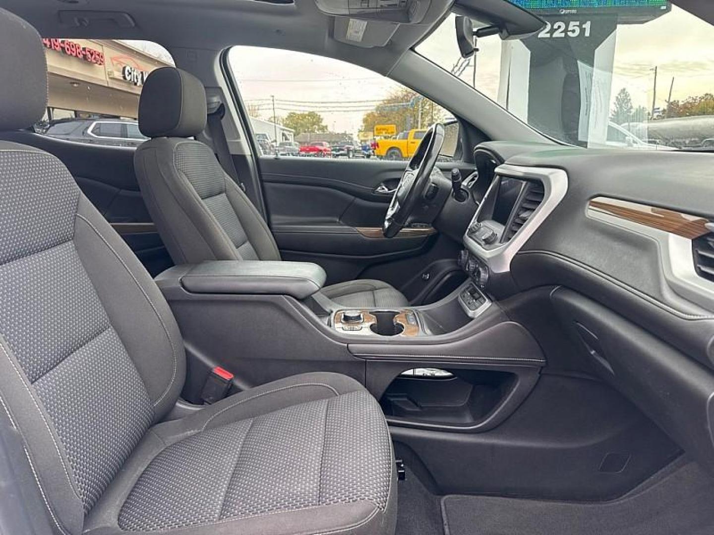 2020 WHITE /BLACK GMC Acadia SLE-1 AWD (1GKKNRLS1LZ) with an 3.6L V6 DOHC 24V engine, 6A transmission, located at 3304 Woodville Road, Northwood, OH, 43619, (419) 210-8019, 41.612694, -83.480743 - Your #1 Destination for Auto Loans and mdash;No Matter Your Credit!At our dealership, we believe everyone deserves the opportunity to drive their dream car and mdash;whether you have good credit, bad credit, or no credit at all. With a wide selection of hundreds of cars, trucks, and SUVs, you'll fin - Photo#17