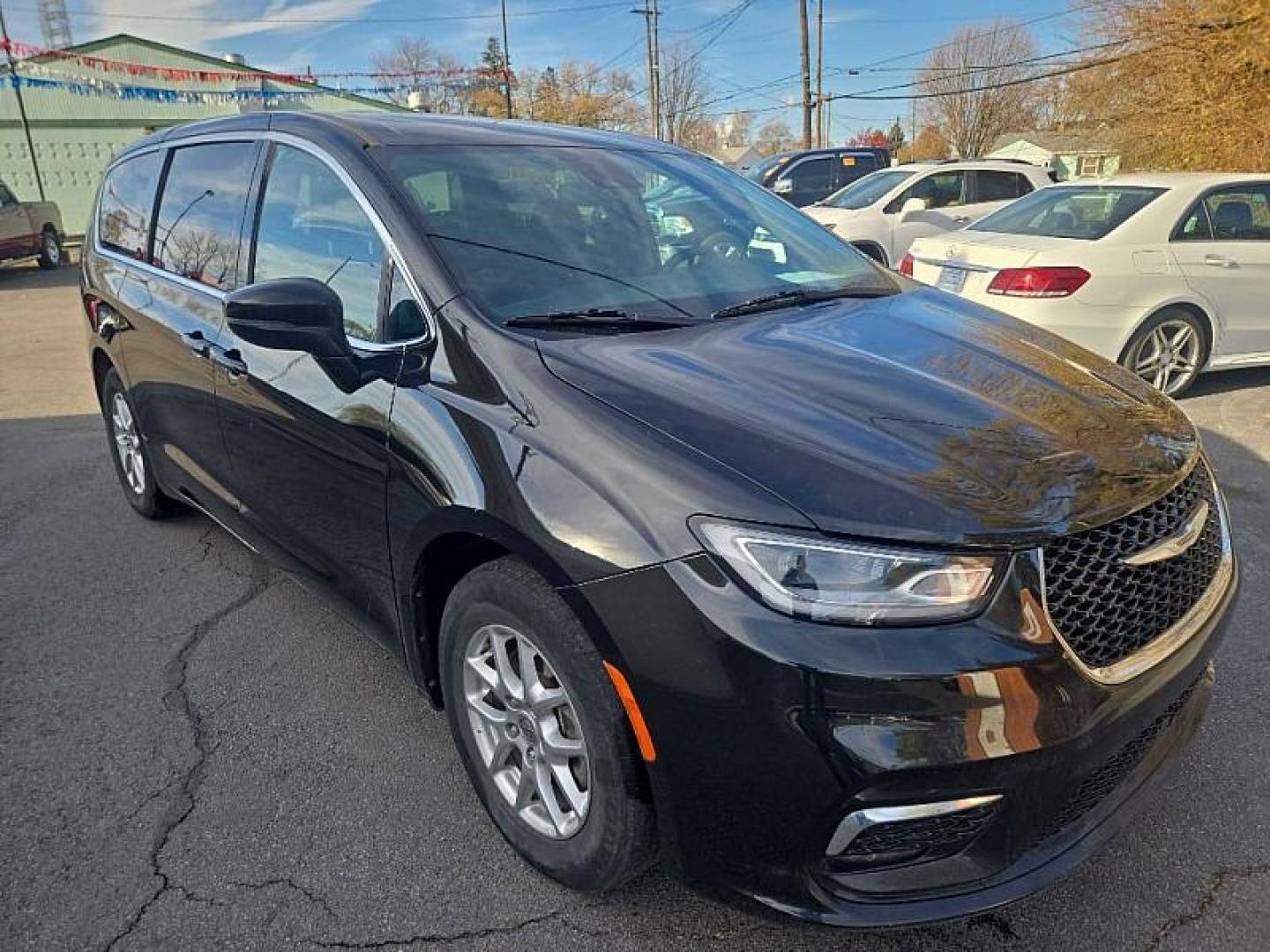 2024 BLACK /BLACK Chrysler Pacifica Touring (2C4RC1FG3RR) with an 3.6L V6 DOHC 24V engine, 9A transmission, located at 3304 Woodville Road, Northwood, OH, 43619, (419) 210-8019, 41.612694, -83.480743 - Your #1 Destination for Auto Loans and mdash;No Matter Your Credit!At our dealership, we believe everyone deserves the opportunity to drive their dream car and mdash;whether you have good credit, bad credit, or no credit at all. With a wide selection of hundreds of cars, trucks, and SUVs, you'll fin - Photo#6