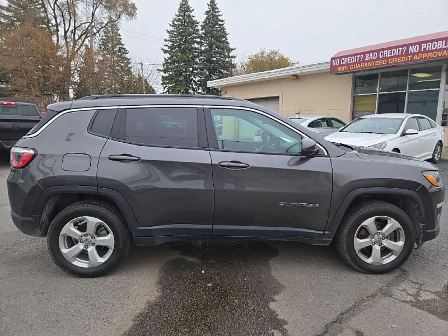 2020 GRAY /BLACK Jeep Compass Latitude 4WD (3C4NJDBB9LT) with an 2.4L L4 DOHC 16V engine, Automatic 9-Spd transmission, located at 3304 Woodville Road, Northwood, OH, 43619, (419) 210-8019, 41.612694, -83.480743 - Your #1 Destination for Auto Loans and mdash;No Matter Your Credit!At our dealership, we believe everyone deserves the opportunity to drive their dream car and mdash;whether you have good credit, bad credit, or no credit at all. With a wide selection of hundreds of cars, trucks, and SUVs, you'll fin - Photo#5