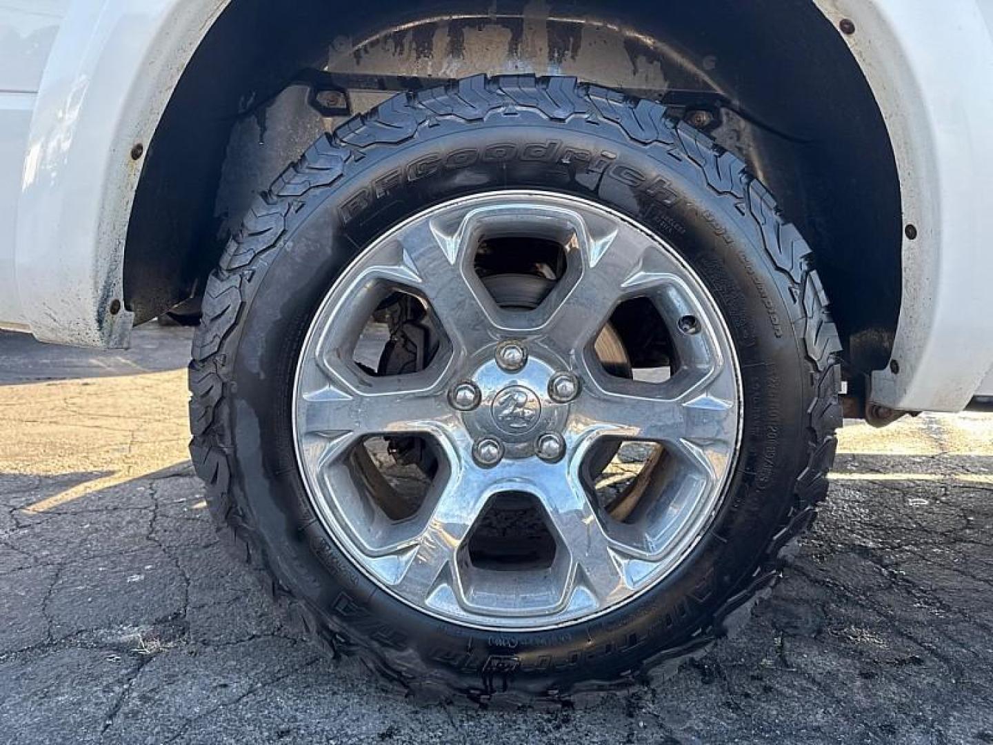 2014 WHITE /TAN/BROWN RAM 1500 Laramie Crew Cab SWB 4WD (1C6RR7NT7ES) with an 5.7L V8 OHV 16V engine, 6-Speed Automatic transmission, located at 3304 Woodville Road, Northwood, OH, 43619, (419) 210-8019, 41.612694, -83.480743 - Photo#47