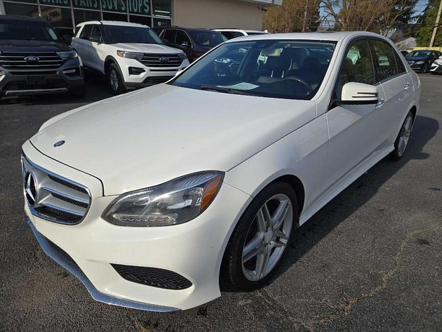 2014 WHITE /BLACK Mercedes-Benz E-Class E350 Sedan (WDDHF5KB2EA) with an 3.5L V6 DOHC 24V engine, 7-Speed Automatic transmission, located at 3304 Woodville Road, Northwood, OH, 43619, (419) 210-8019, 41.612694, -83.480743 - Your #1 Destination for Auto Loans and mdash;No Matter Your Credit!At our dealership, we believe everyone deserves the opportunity to drive their dream car and mdash;whether you have good credit, bad credit, or no credit at all. With a wide selection of hundreds of cars, trucks, and SUVs, you'll fin - Photo#0