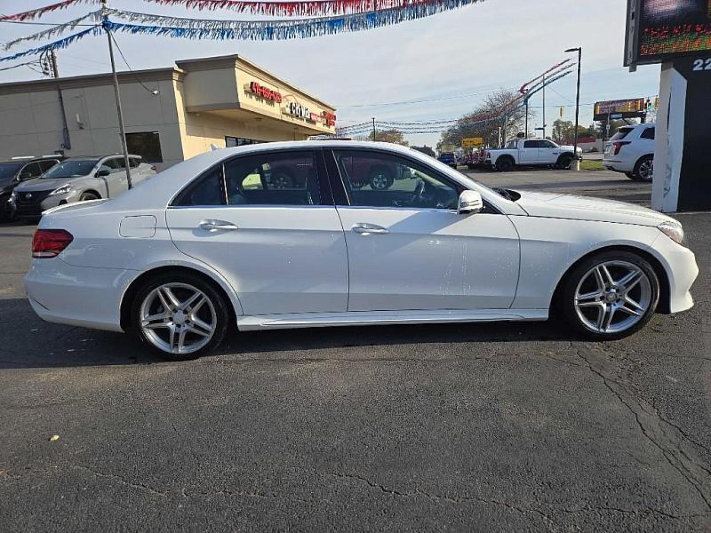 2014 WHITE /BLACK Mercedes-Benz E-Class E350 Sedan (WDDHF5KB2EA) with an 3.5L V6 DOHC 24V engine, 7-Speed Automatic transmission, located at 3304 Woodville Road, Northwood, OH, 43619, (419) 210-8019, 41.612694, -83.480743 - Your #1 Destination for Auto Loans and mdash;No Matter Your Credit!At our dealership, we believe everyone deserves the opportunity to drive their dream car and mdash;whether you have good credit, bad credit, or no credit at all. With a wide selection of hundreds of cars, trucks, and SUVs, you'll fin - Photo#5