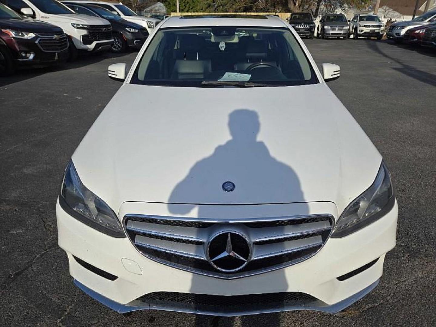 2014 WHITE /BLACK Mercedes-Benz E-Class E350 Sedan (WDDHF5KB2EA) with an 3.5L V6 DOHC 24V engine, 7-Speed Automatic transmission, located at 3304 Woodville Road, Northwood, OH, 43619, (419) 210-8019, 41.612694, -83.480743 - Your #1 Destination for Auto Loans and mdash;No Matter Your Credit!At our dealership, we believe everyone deserves the opportunity to drive their dream car and mdash;whether you have good credit, bad credit, or no credit at all. With a wide selection of hundreds of cars, trucks, and SUVs, you'll fin - Photo#7