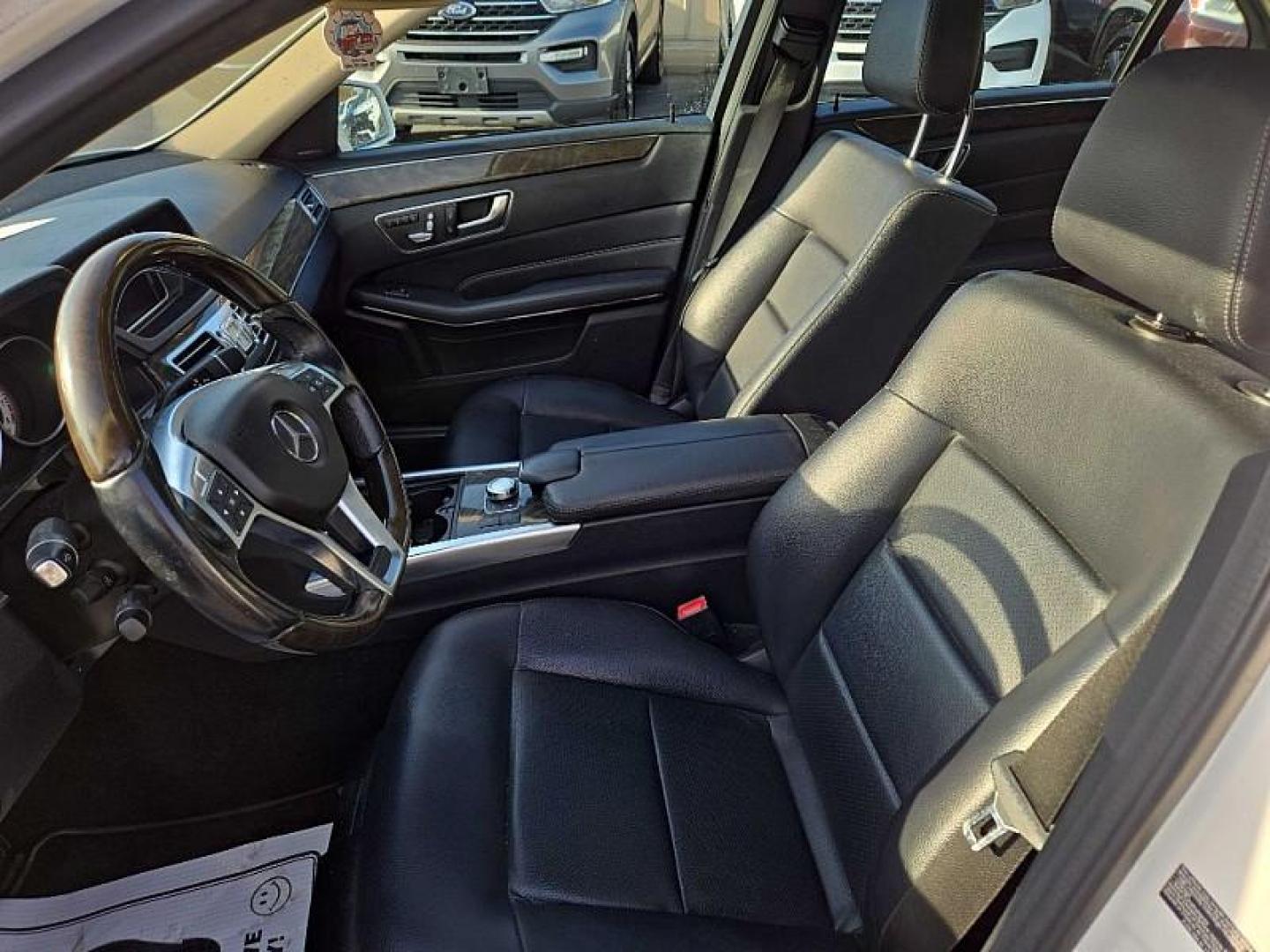 2014 WHITE /BLACK Mercedes-Benz E-Class E350 Sedan (WDDHF5KB2EA) with an 3.5L V6 DOHC 24V engine, 7-Speed Automatic transmission, located at 3304 Woodville Road, Northwood, OH, 43619, (419) 210-8019, 41.612694, -83.480743 - Your #1 Destination for Auto Loans and mdash;No Matter Your Credit!At our dealership, we believe everyone deserves the opportunity to drive their dream car and mdash;whether you have good credit, bad credit, or no credit at all. With a wide selection of hundreds of cars, trucks, and SUVs, you'll fin - Photo#9