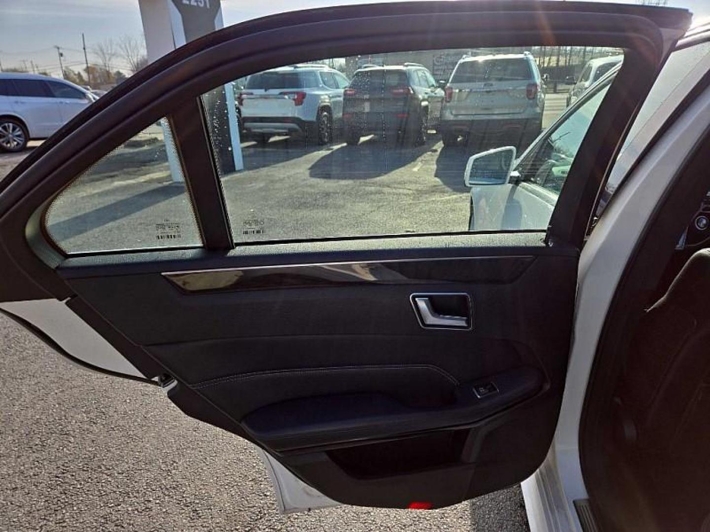 2014 WHITE /BLACK Mercedes-Benz E-Class E350 Sedan (WDDHF5KB2EA) with an 3.5L V6 DOHC 24V engine, 7-Speed Automatic transmission, located at 3304 Woodville Road, Northwood, OH, 43619, (419) 210-8019, 41.612694, -83.480743 - Your #1 Destination for Auto Loans and mdash;No Matter Your Credit!At our dealership, we believe everyone deserves the opportunity to drive their dream car and mdash;whether you have good credit, bad credit, or no credit at all. With a wide selection of hundreds of cars, trucks, and SUVs, you'll fin - Photo#10