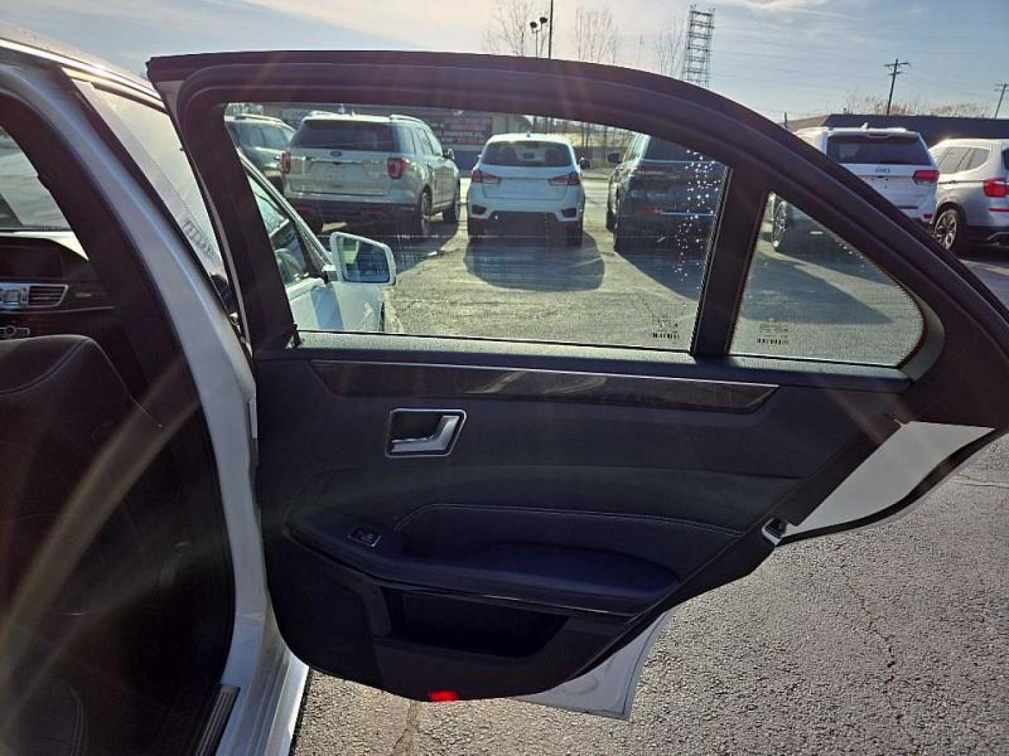 2014 WHITE /BLACK Mercedes-Benz E-Class E350 Sedan (WDDHF5KB2EA) with an 3.5L V6 DOHC 24V engine, 7-Speed Automatic transmission, located at 3304 Woodville Road, Northwood, OH, 43619, (419) 210-8019, 41.612694, -83.480743 - Your #1 Destination for Auto Loans and mdash;No Matter Your Credit!At our dealership, we believe everyone deserves the opportunity to drive their dream car and mdash;whether you have good credit, bad credit, or no credit at all. With a wide selection of hundreds of cars, trucks, and SUVs, you'll fin - Photo#13