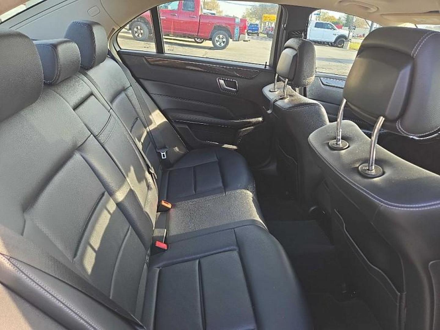 2014 WHITE /BLACK Mercedes-Benz E-Class E350 Sedan (WDDHF5KB2EA) with an 3.5L V6 DOHC 24V engine, 7-Speed Automatic transmission, located at 3304 Woodville Road, Northwood, OH, 43619, (419) 210-8019, 41.612694, -83.480743 - Your #1 Destination for Auto Loans and mdash;No Matter Your Credit!At our dealership, we believe everyone deserves the opportunity to drive their dream car and mdash;whether you have good credit, bad credit, or no credit at all. With a wide selection of hundreds of cars, trucks, and SUVs, you'll fin - Photo#14