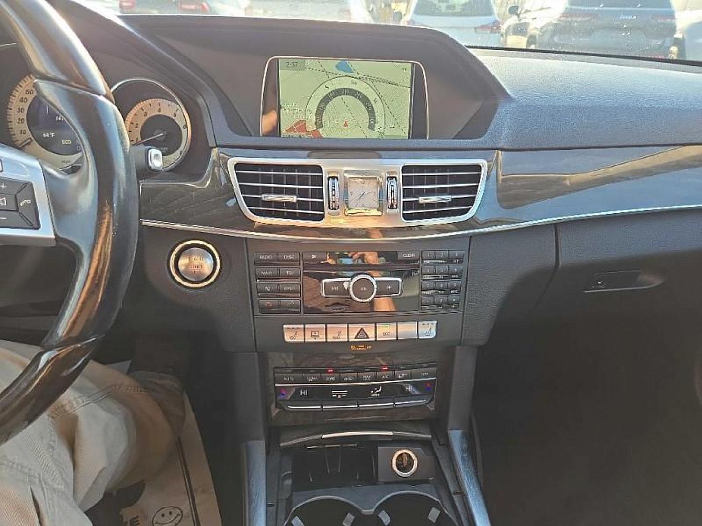 2014 WHITE /BLACK Mercedes-Benz E-Class E350 Sedan (WDDHF5KB2EA) with an 3.5L V6 DOHC 24V engine, 7-Speed Automatic transmission, located at 3304 Woodville Road, Northwood, OH, 43619, (419) 210-8019, 41.612694, -83.480743 - Your #1 Destination for Auto Loans and mdash;No Matter Your Credit!At our dealership, we believe everyone deserves the opportunity to drive their dream car and mdash;whether you have good credit, bad credit, or no credit at all. With a wide selection of hundreds of cars, trucks, and SUVs, you'll fin - Photo#20