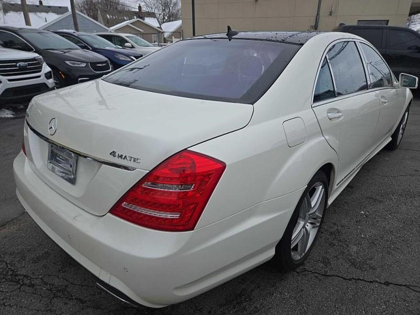 2013 WHITE /BLACK Mercedes-Benz S-Class S550 4-MATIC (WDDNG9EB3DA) with an 5.5L V8 DOHC 32V engine, 7-Speed Automatic transmission, located at 3304 Woodville Road, Northwood, OH, 43619, (419) 210-8019, 41.612694, -83.480743 - Your #1 Destination for Auto Loans and mdash;No Matter Your Credit!At our dealership, we believe everyone deserves the opportunity to drive their dream car and mdash;whether you have good credit, bad credit, or no credit at all. With a wide selection of hundreds of cars, trucks, and SUVs, you'll fin - Photo#4