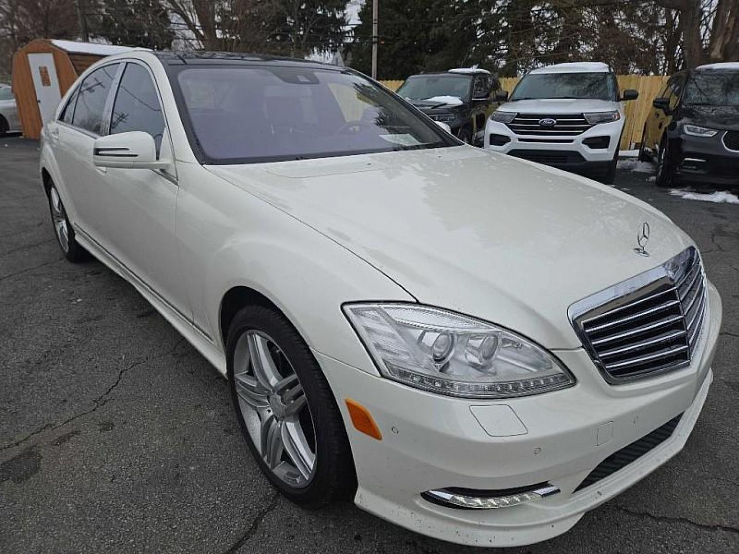 2013 WHITE /BLACK Mercedes-Benz S-Class S550 4-MATIC (WDDNG9EB3DA) with an 5.5L V8 DOHC 32V engine, 7-Speed Automatic transmission, located at 3304 Woodville Road, Northwood, OH, 43619, (419) 210-8019, 41.612694, -83.480743 - Your #1 Destination for Auto Loans and mdash;No Matter Your Credit!At our dealership, we believe everyone deserves the opportunity to drive their dream car and mdash;whether you have good credit, bad credit, or no credit at all. With a wide selection of hundreds of cars, trucks, and SUVs, you'll fin - Photo#6