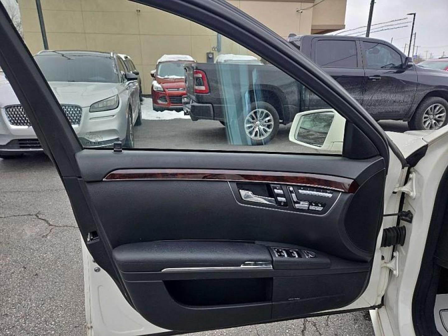 2013 WHITE /BLACK Mercedes-Benz S-Class S550 4-MATIC (WDDNG9EB3DA) with an 5.5L V8 DOHC 32V engine, 7-Speed Automatic transmission, located at 3304 Woodville Road, Northwood, OH, 43619, (419) 210-8019, 41.612694, -83.480743 - Your #1 Destination for Auto Loans and mdash;No Matter Your Credit!At our dealership, we believe everyone deserves the opportunity to drive their dream car and mdash;whether you have good credit, bad credit, or no credit at all. With a wide selection of hundreds of cars, trucks, and SUVs, you'll fin - Photo#8