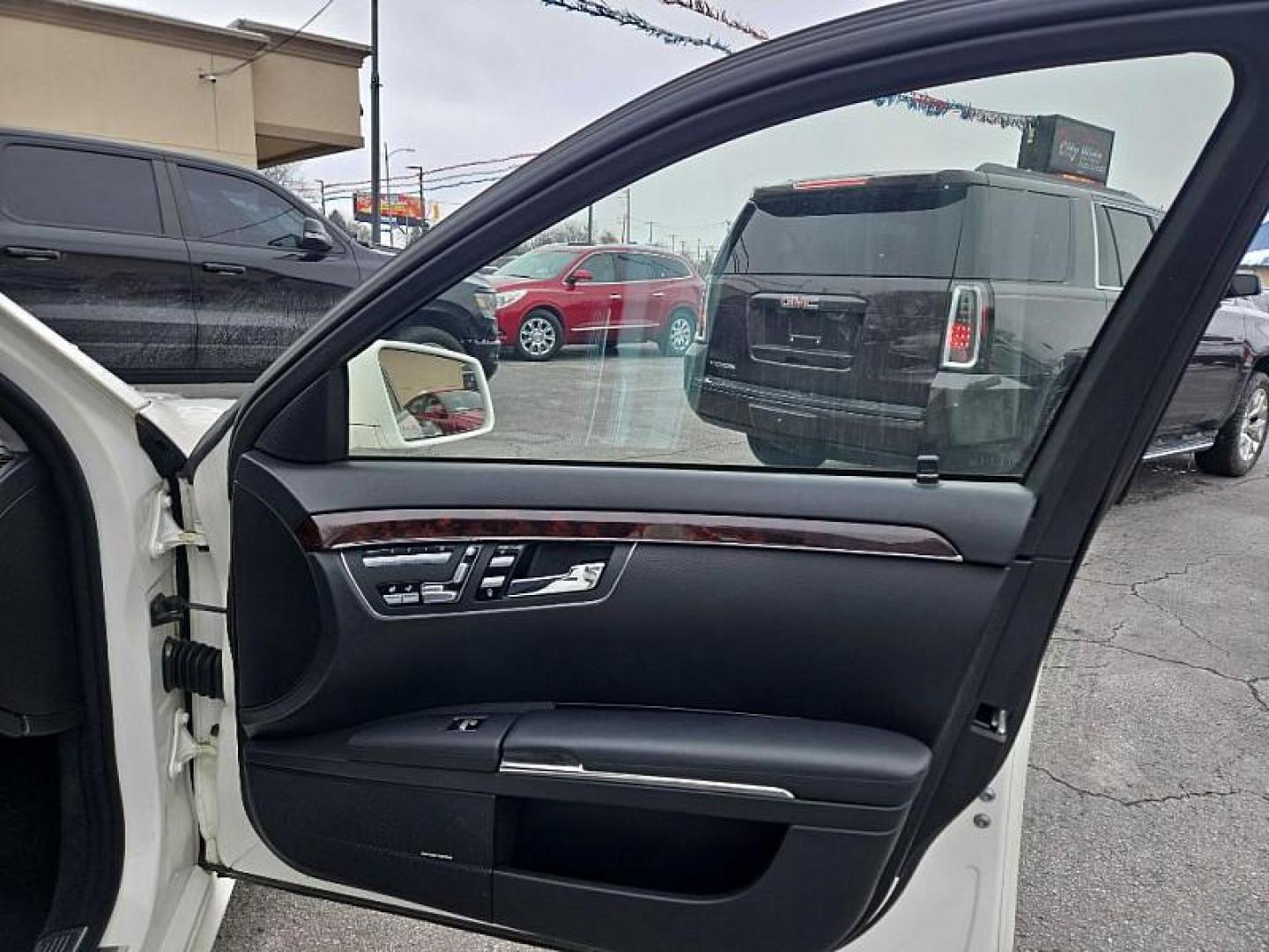 2013 WHITE /BLACK Mercedes-Benz S-Class S550 4-MATIC (WDDNG9EB3DA) with an 5.5L V8 DOHC 32V engine, 7-Speed Automatic transmission, located at 3304 Woodville Road, Northwood, OH, 43619, (419) 210-8019, 41.612694, -83.480743 - Your #1 Destination for Auto Loans and mdash;No Matter Your Credit!At our dealership, we believe everyone deserves the opportunity to drive their dream car and mdash;whether you have good credit, bad credit, or no credit at all. With a wide selection of hundreds of cars, trucks, and SUVs, you'll fin - Photo#15