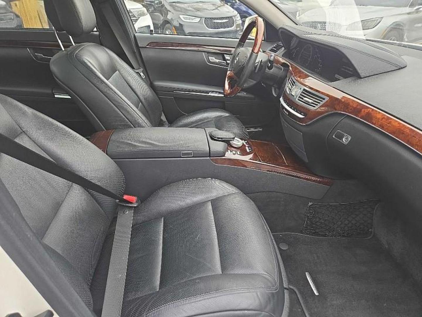 2013 WHITE /BLACK Mercedes-Benz S-Class S550 4-MATIC (WDDNG9EB3DA) with an 5.5L V8 DOHC 32V engine, 7-Speed Automatic transmission, located at 3304 Woodville Road, Northwood, OH, 43619, (419) 210-8019, 41.612694, -83.480743 - Your #1 Destination for Auto Loans and mdash;No Matter Your Credit!At our dealership, we believe everyone deserves the opportunity to drive their dream car and mdash;whether you have good credit, bad credit, or no credit at all. With a wide selection of hundreds of cars, trucks, and SUVs, you'll fin - Photo#16