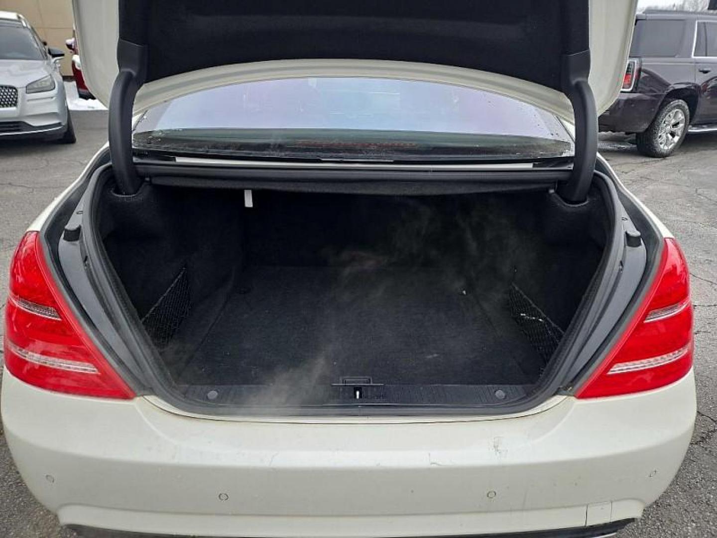 2013 WHITE /BLACK Mercedes-Benz S-Class S550 4-MATIC (WDDNG9EB3DA) with an 5.5L V8 DOHC 32V engine, 7-Speed Automatic transmission, located at 3304 Woodville Road, Northwood, OH, 43619, (419) 210-8019, 41.612694, -83.480743 - Your #1 Destination for Auto Loans and mdash;No Matter Your Credit!At our dealership, we believe everyone deserves the opportunity to drive their dream car and mdash;whether you have good credit, bad credit, or no credit at all. With a wide selection of hundreds of cars, trucks, and SUVs, you'll fin - Photo#27