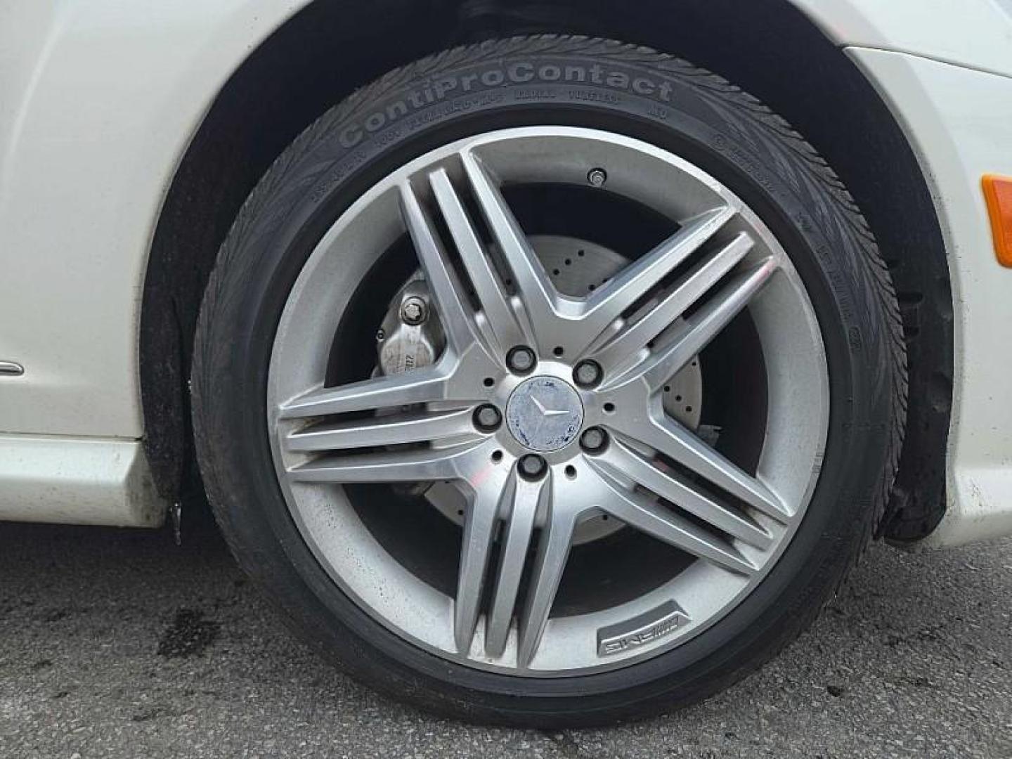 2013 WHITE /BLACK Mercedes-Benz S-Class S550 4-MATIC (WDDNG9EB3DA) with an 5.5L V8 DOHC 32V engine, 7-Speed Automatic transmission, located at 3304 Woodville Road, Northwood, OH, 43619, (419) 210-8019, 41.612694, -83.480743 - Your #1 Destination for Auto Loans and mdash;No Matter Your Credit!At our dealership, we believe everyone deserves the opportunity to drive their dream car and mdash;whether you have good credit, bad credit, or no credit at all. With a wide selection of hundreds of cars, trucks, and SUVs, you'll fin - Photo#32