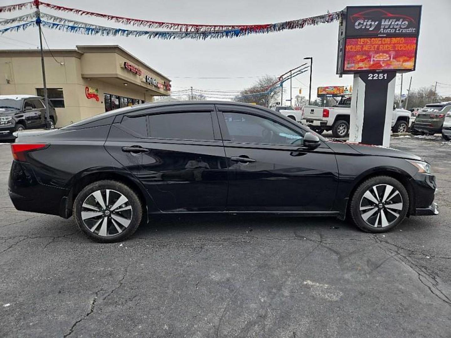2019 BLACK /BLACK Nissan Altima 2.5 SV AWD (1N4BL4DW6KN) with an 2.5L L4 DOHC 16V engine, CVT transmission, located at 3304 Woodville Road, Northwood, OH, 43619, (419) 210-8019, 41.612694, -83.480743 - Your #1 Destination for Auto Loans and mdash;No Matter Your Credit!At our dealership, we believe everyone deserves the opportunity to drive their dream car and mdash;whether you have good credit, bad credit, or no credit at all. With a wide selection of hundreds of cars, trucks, and SUVs, you'll fin - Photo#5