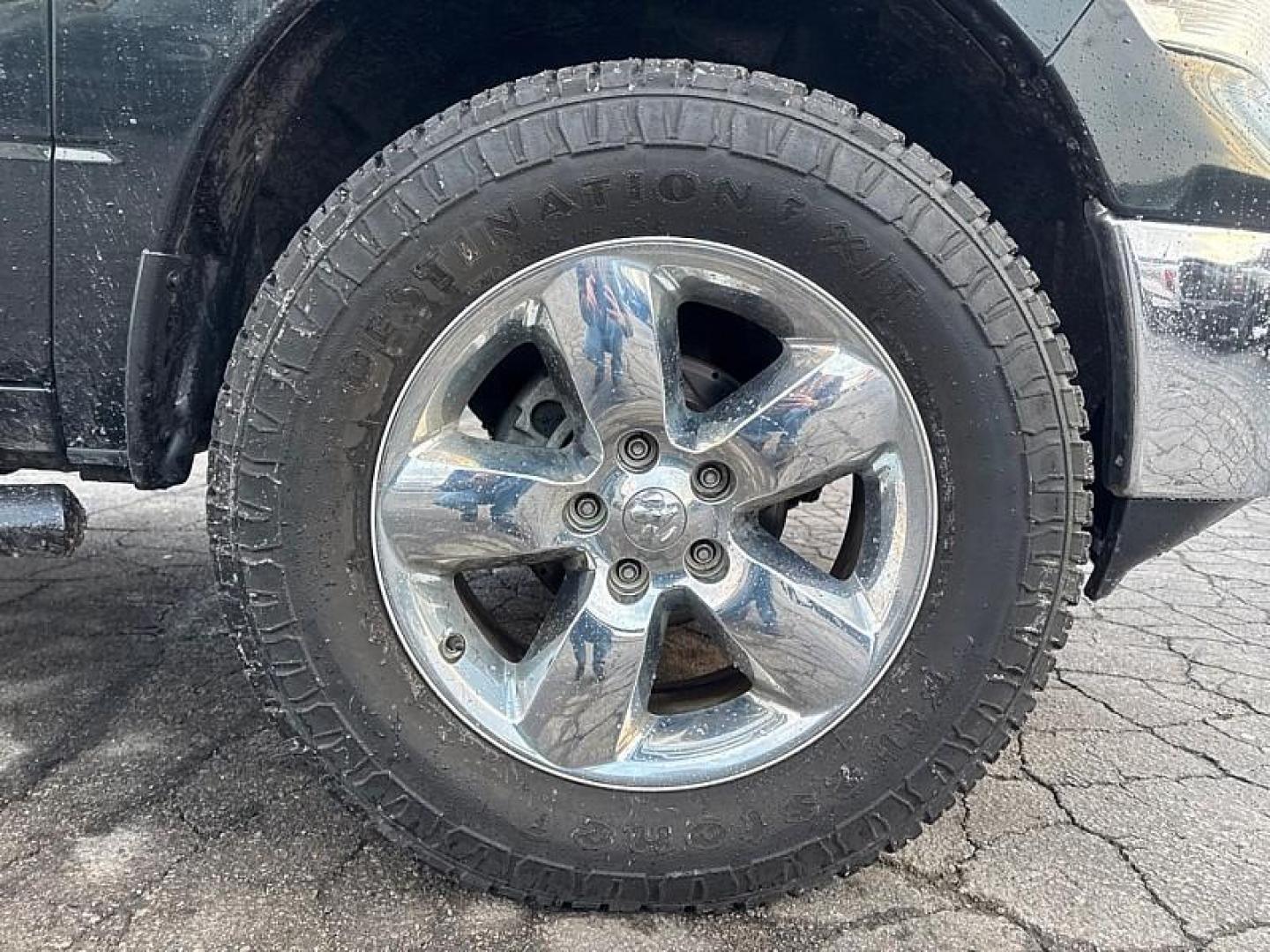 2015 GREEN /BLACK RAM 1500 SLT Crew Cab SWB 4WD (1C6RR7LT8FS) with an 5.7L V8 OHV 16V engine, 6-Speed Automatic transmission, located at 3304 Woodville Road, Northwood, OH, 43619, (419) 210-8019, 41.612694, -83.480743 - Photo#16