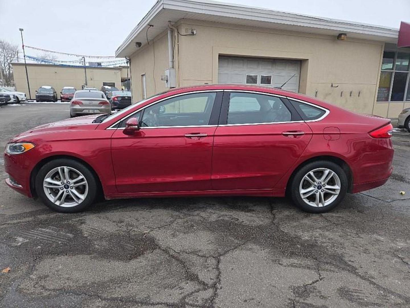 2018 RED /BLACK Ford Fusion SE (3FA6P0HD2JR) with an 1.5L L4 DOHC 16V engine, 6A transmission, located at 3304 Woodville Road, Northwood, OH, 43619, (419) 210-8019, 41.612694, -83.480743 - Photo#1