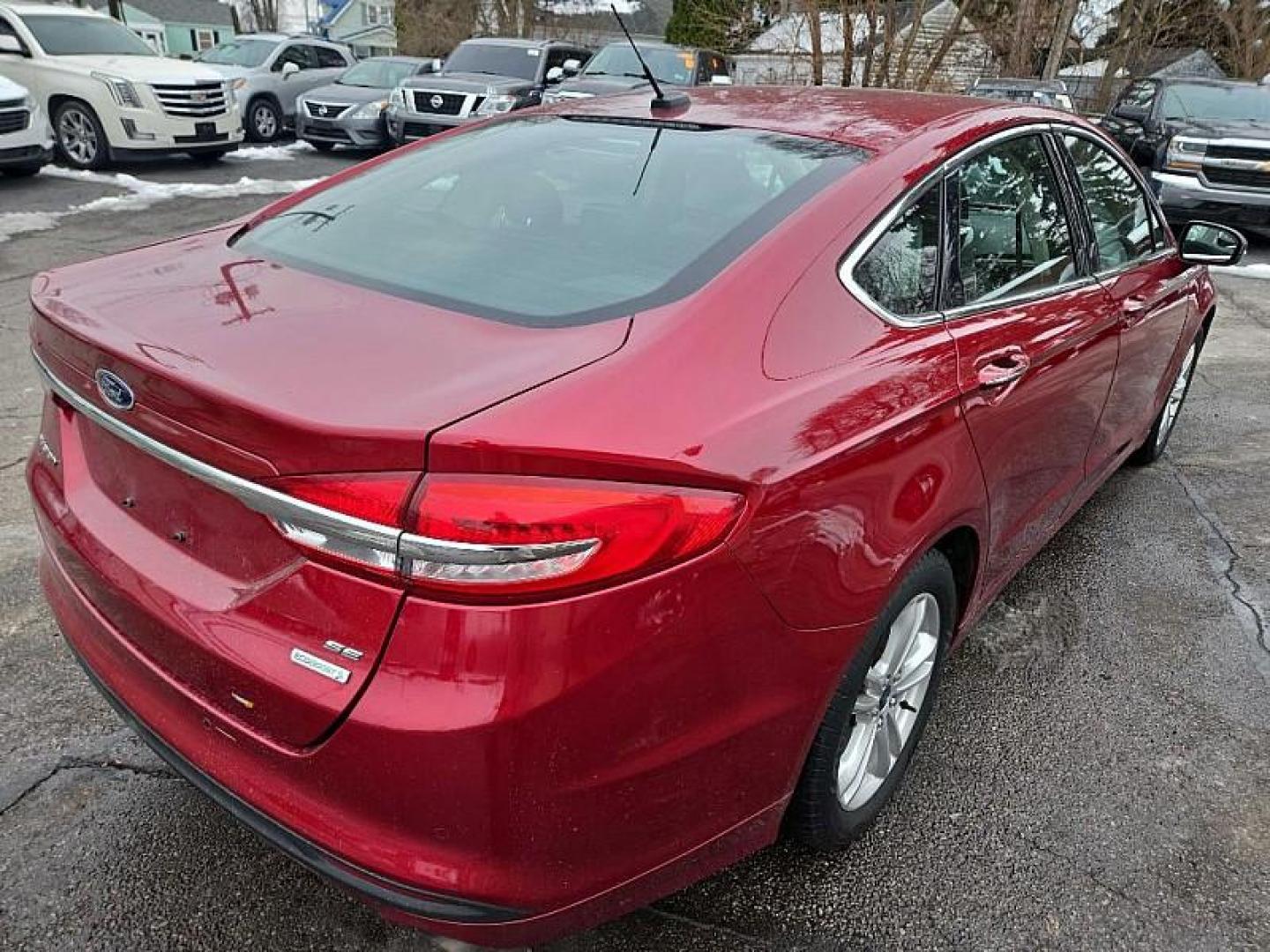 2018 RED /BLACK Ford Fusion SE (3FA6P0HD2JR) with an 1.5L L4 DOHC 16V engine, 6A transmission, located at 3304 Woodville Road, Northwood, OH, 43619, (419) 210-8019, 41.612694, -83.480743 - Photo#4