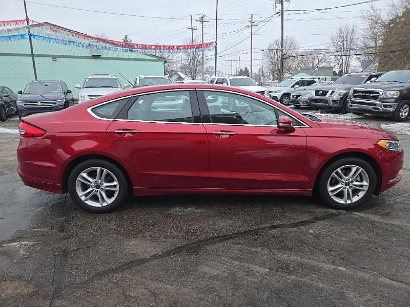 2018 RED /BLACK Ford Fusion SE (3FA6P0HD2JR) with an 1.5L L4 DOHC 16V engine, 6A transmission, located at 3304 Woodville Road, Northwood, OH, 43619, (419) 210-8019, 41.612694, -83.480743 - Photo#5