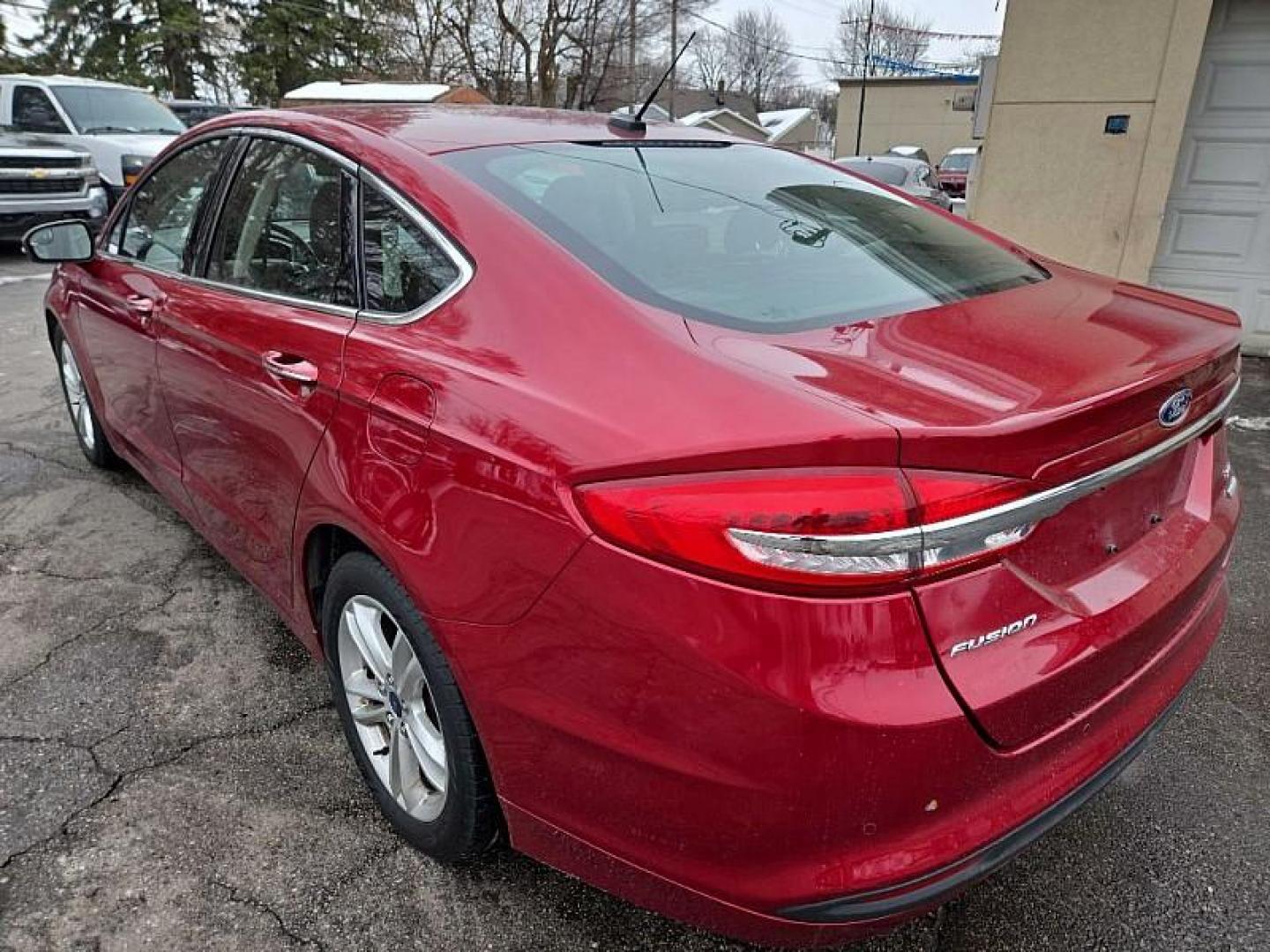 2018 RED /BLACK Ford Fusion SE (3FA6P0HD2JR) with an 1.5L L4 DOHC 16V engine, 6A transmission, located at 3304 Woodville Road, Northwood, OH, 43619, (419) 210-8019, 41.612694, -83.480743 - Photo#2
