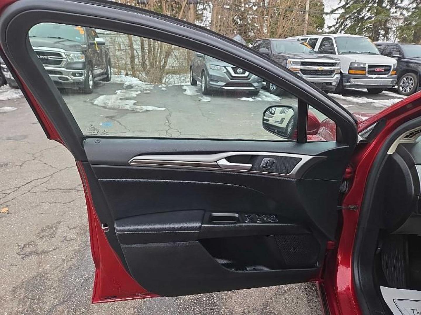 2018 RED /BLACK Ford Fusion SE (3FA6P0HD2JR) with an 1.5L L4 DOHC 16V engine, 6A transmission, located at 3304 Woodville Road, Northwood, OH, 43619, (419) 210-8019, 41.612694, -83.480743 - Photo#8